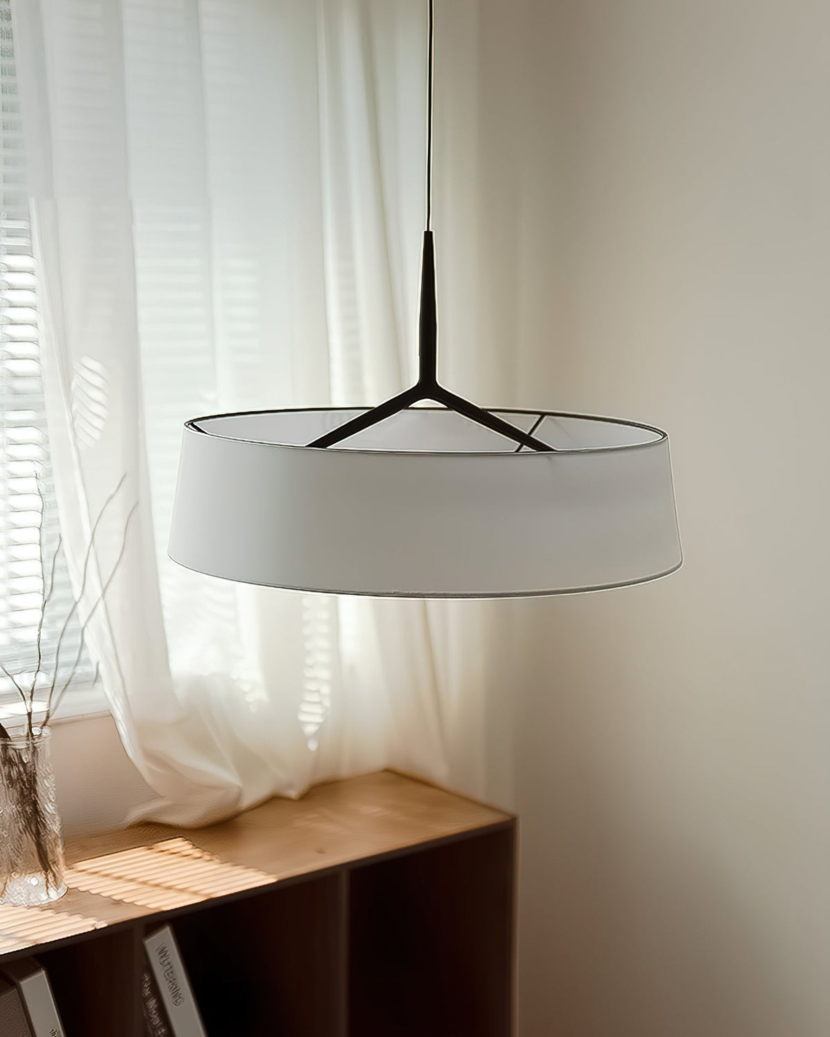 Liora lampă suspendată albă și neagră din material textil, minimalistă, în formă de tambur