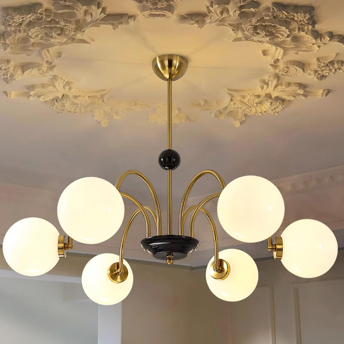 Candelabru cu brațe curbate și abajuri sferice, stil modern retro, pentru sufragerie