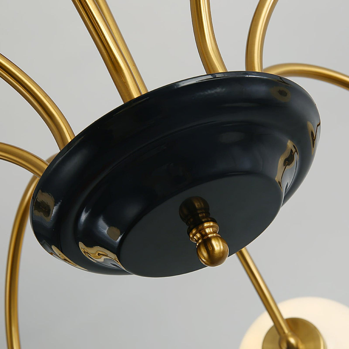 Candelabru cu brațe curbate și abajuri sferice, stil modern retro, pentru sufragerie
