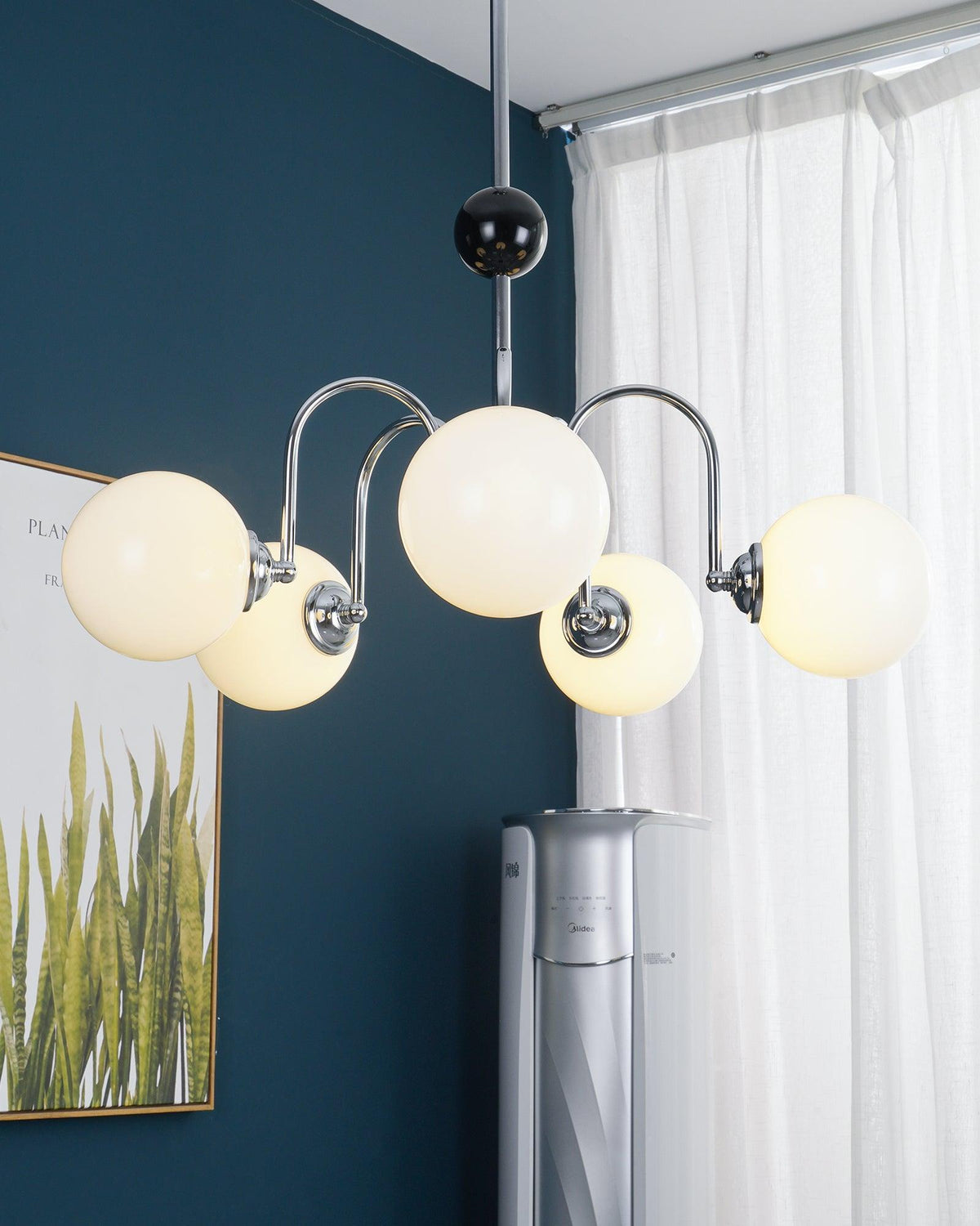 Candelabru cu brațe curbate și abajuri sferice, stil modern retro, pentru sufragerie
