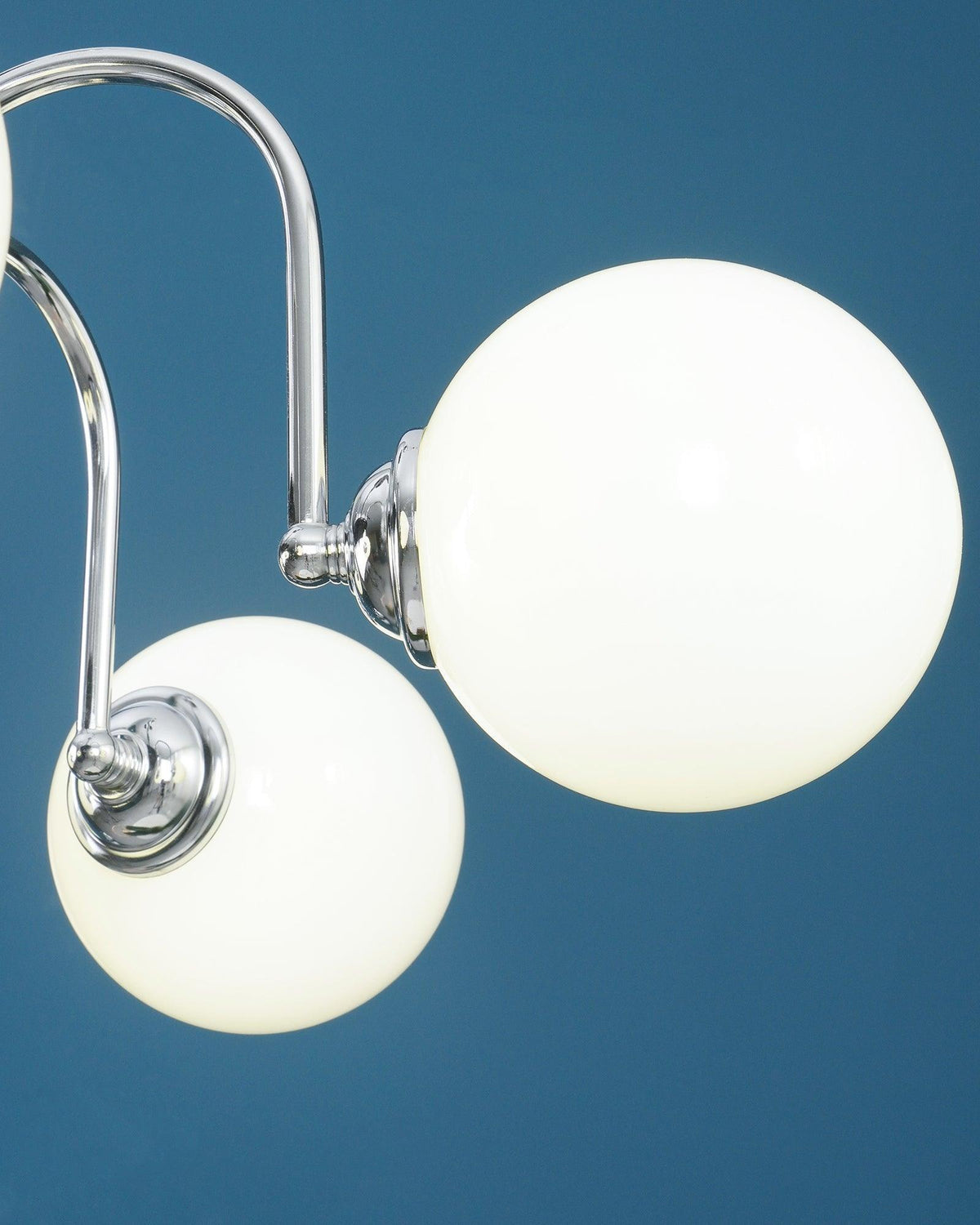Candelabru cu brațe curbate și abajuri sferice, stil modern retro, pentru sufragerie