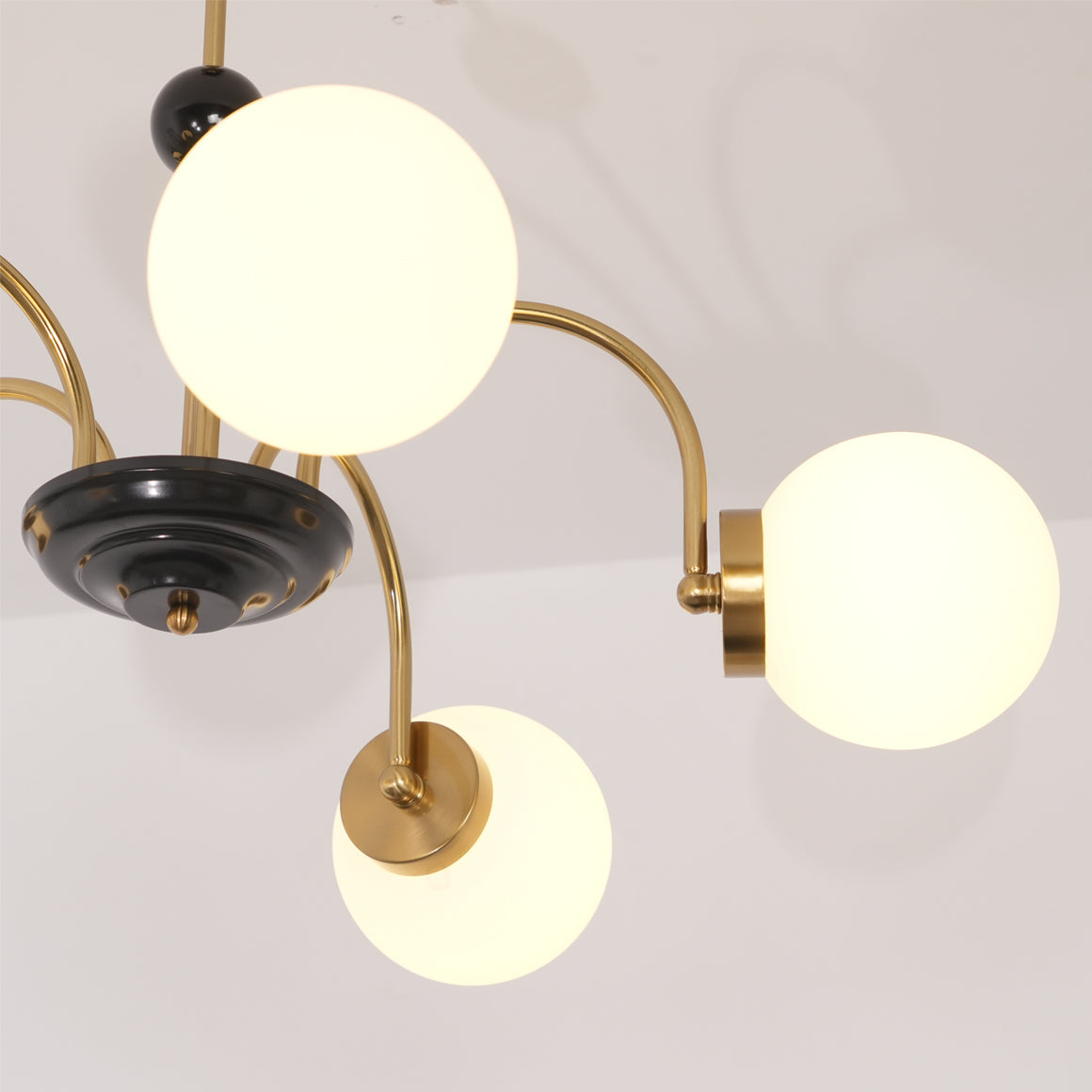 Candelabru cu brațe curbate și abajuri sferice, stil modern retro, pentru sufragerie