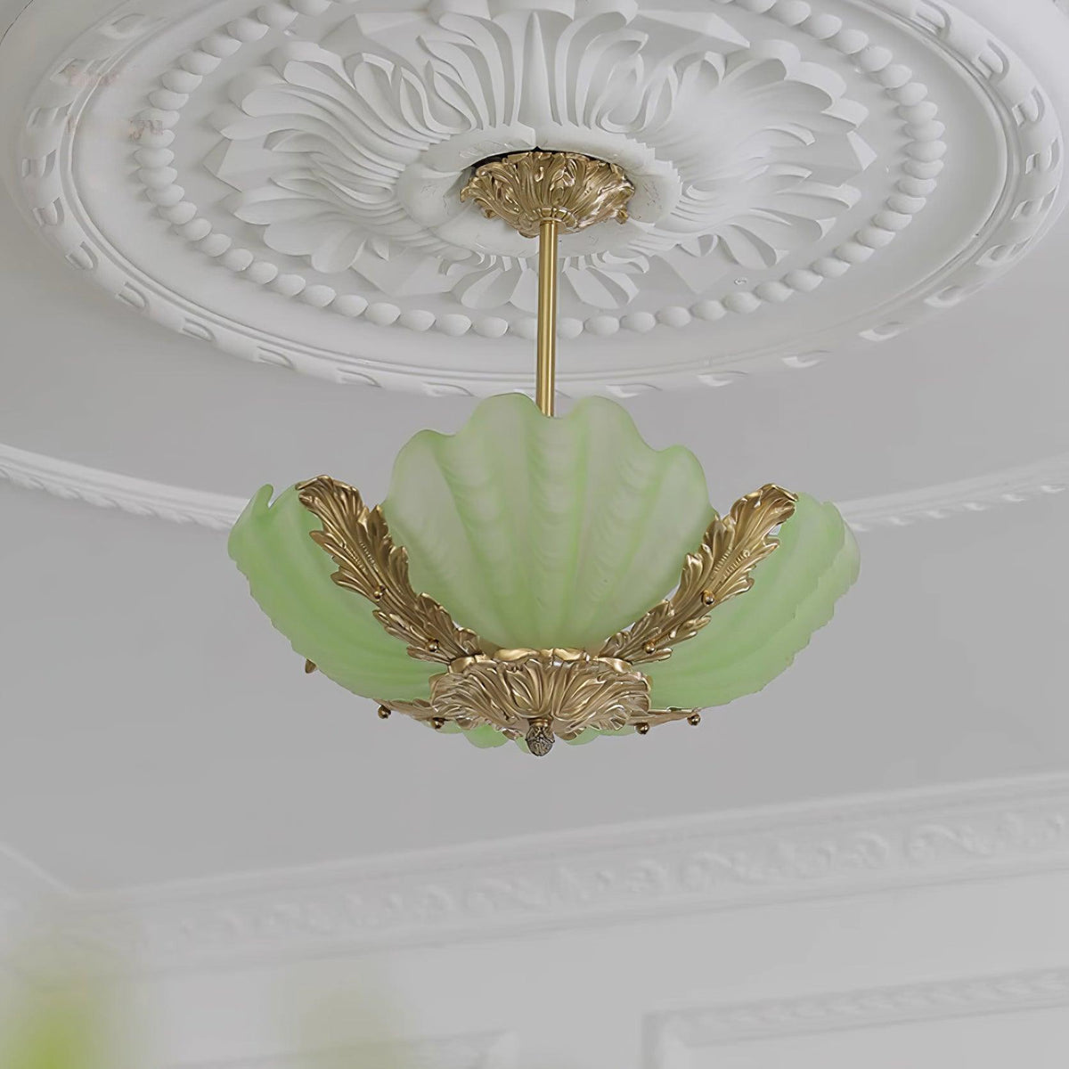 Lampă suspendată Murano roz cu bară din alamă în stil baroc