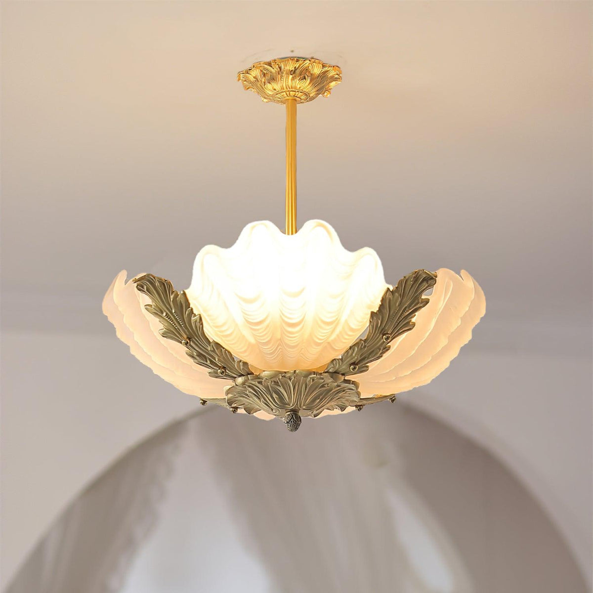 Lampă suspendată Murano roz cu bară din alamă în stil baroc