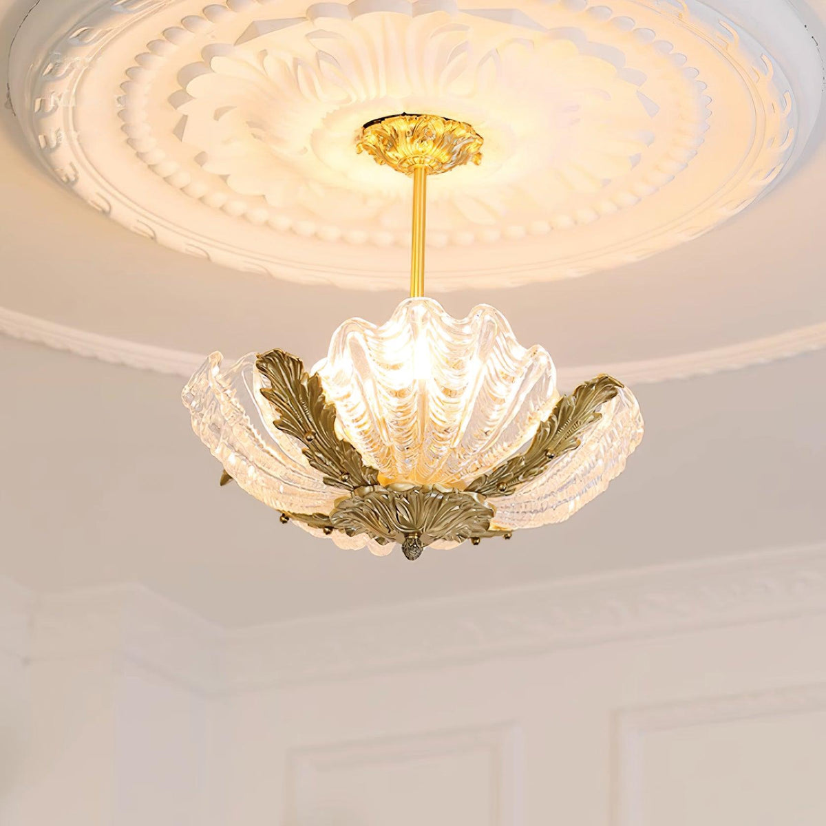 Lampă suspendată Murano roz cu bară din alamă în stil baroc