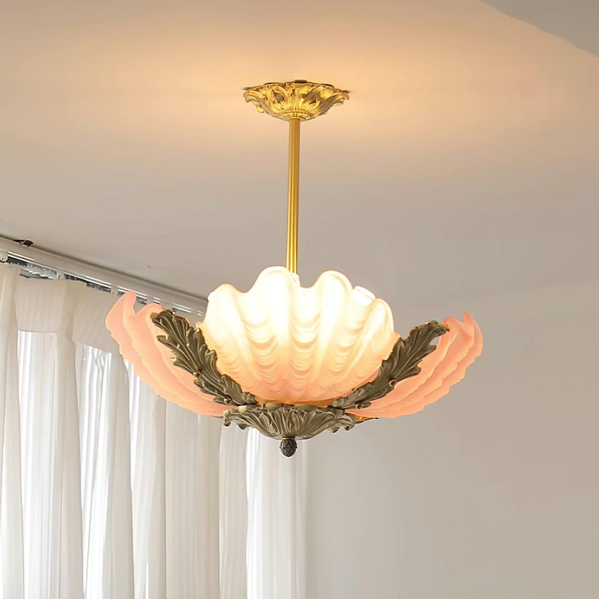 Lampă suspendată Murano roz cu bară din alamă în stil baroc