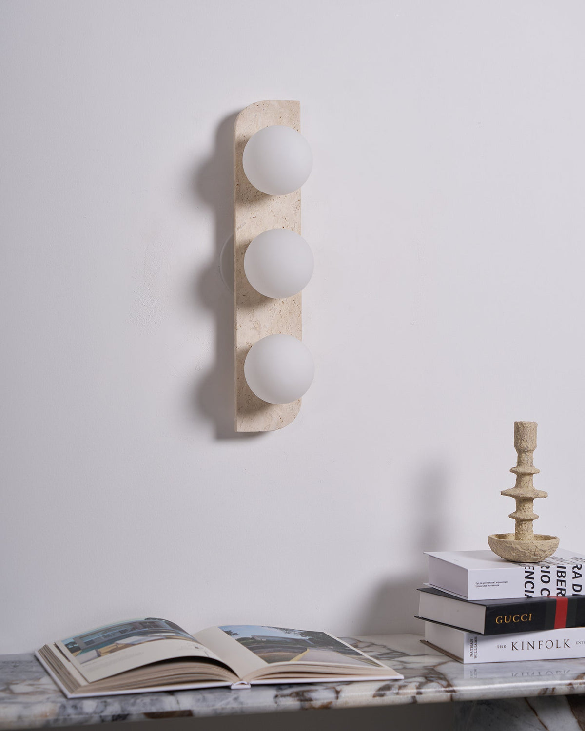 Serearia aplică de perete din travertin, minimalistă, cu ștecher