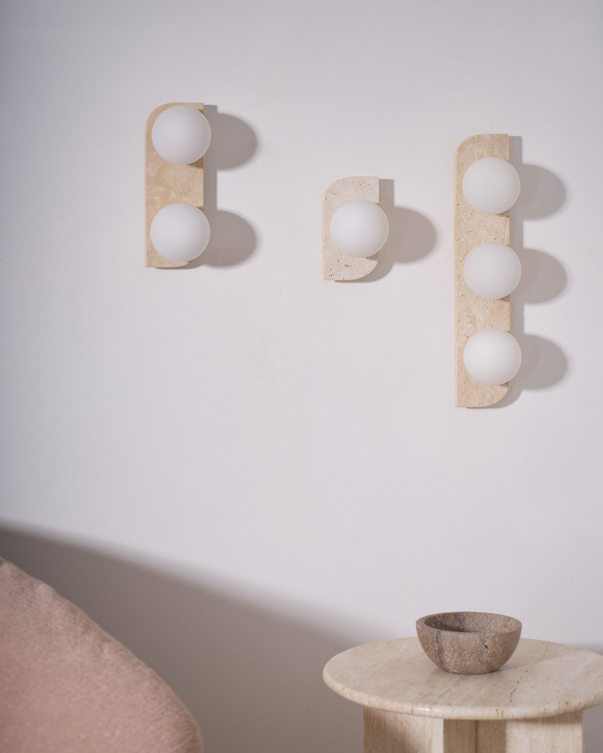 Serearia aplică de perete din travertin, minimalistă, cu ștecher