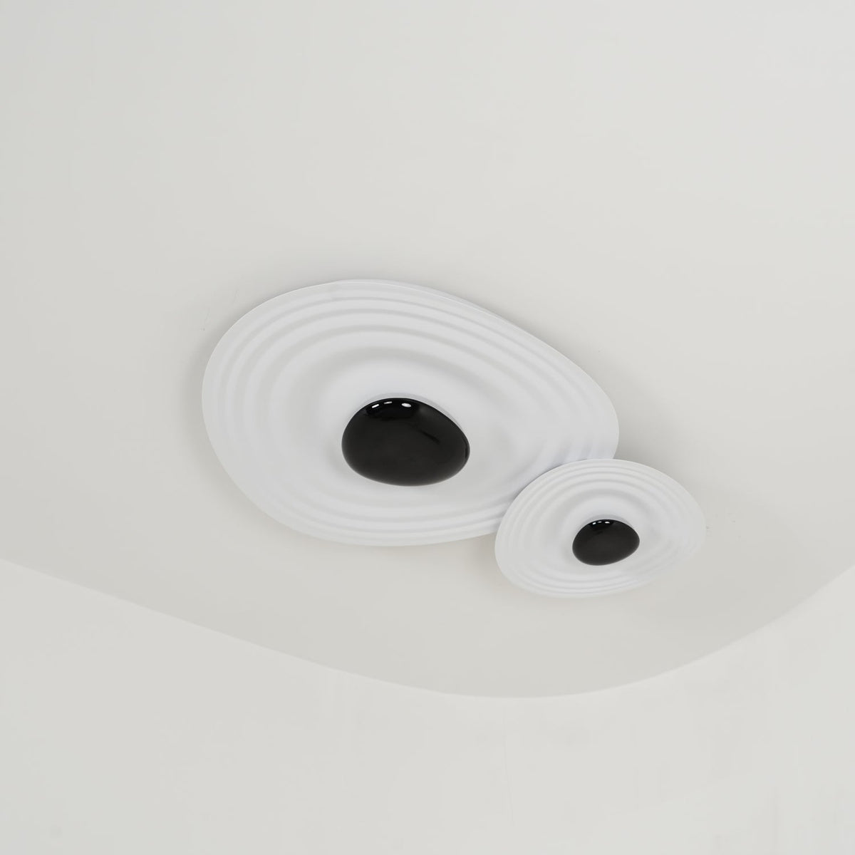 Idra plafonieră, modernă, cu efect ondulat, în formă de inel, sculpturală
