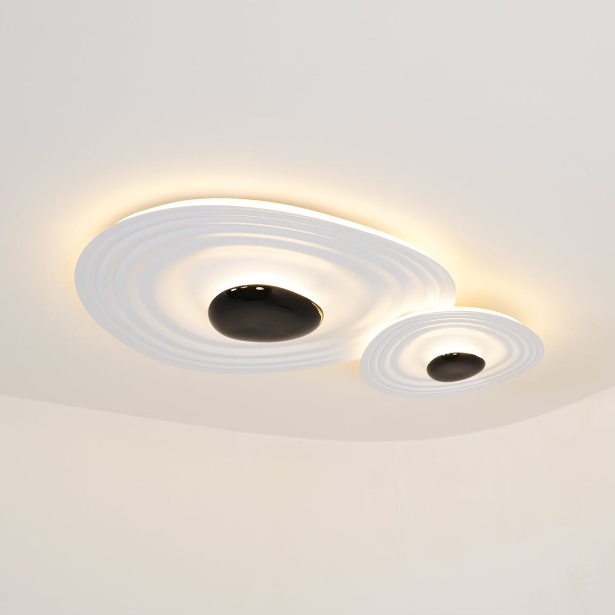 Idra plafonieră, modernă, cu efect ondulat, în formă de inel, sculpturală