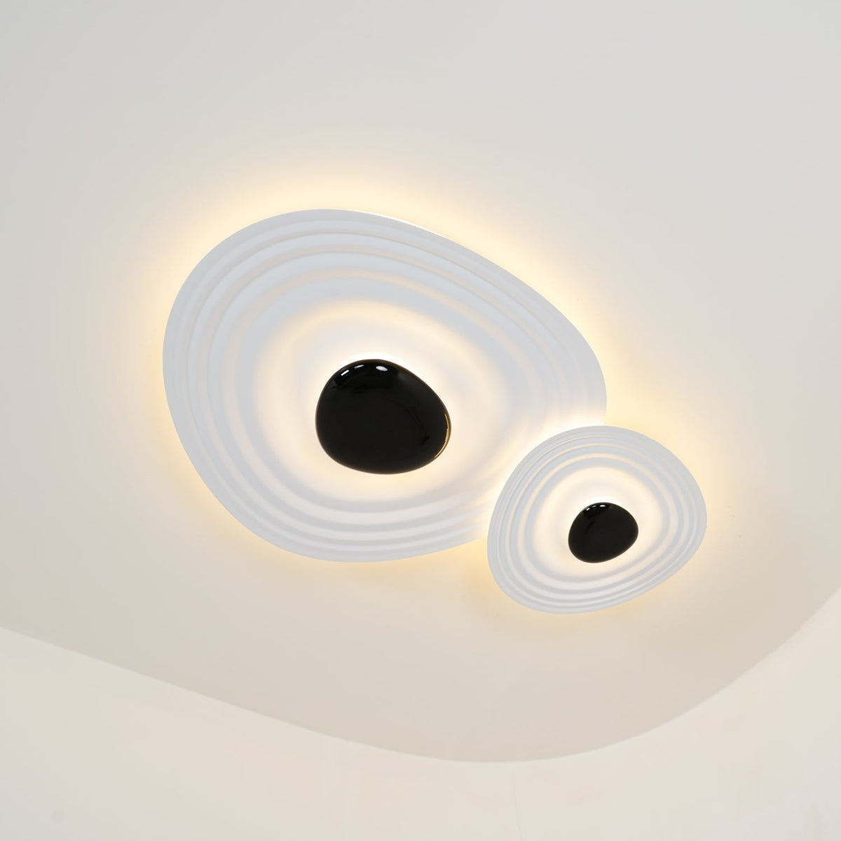 Idra plafonieră, modernă, cu efect ondulat, în formă de inel, sculpturală
