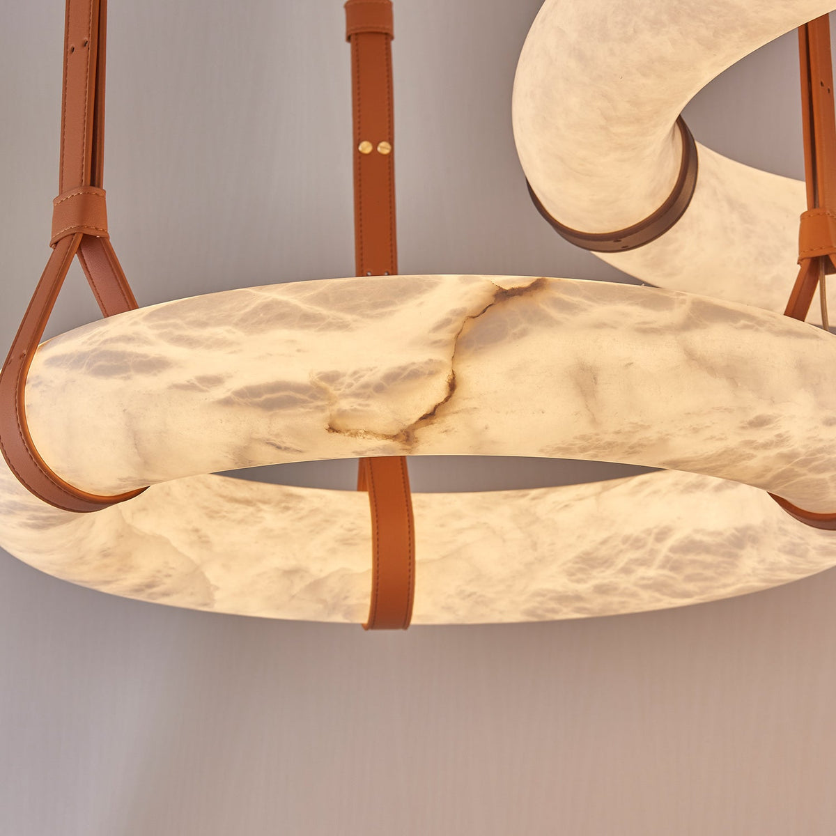 Tarys Candelabre alabastru Varianta cu Curea de Piele B