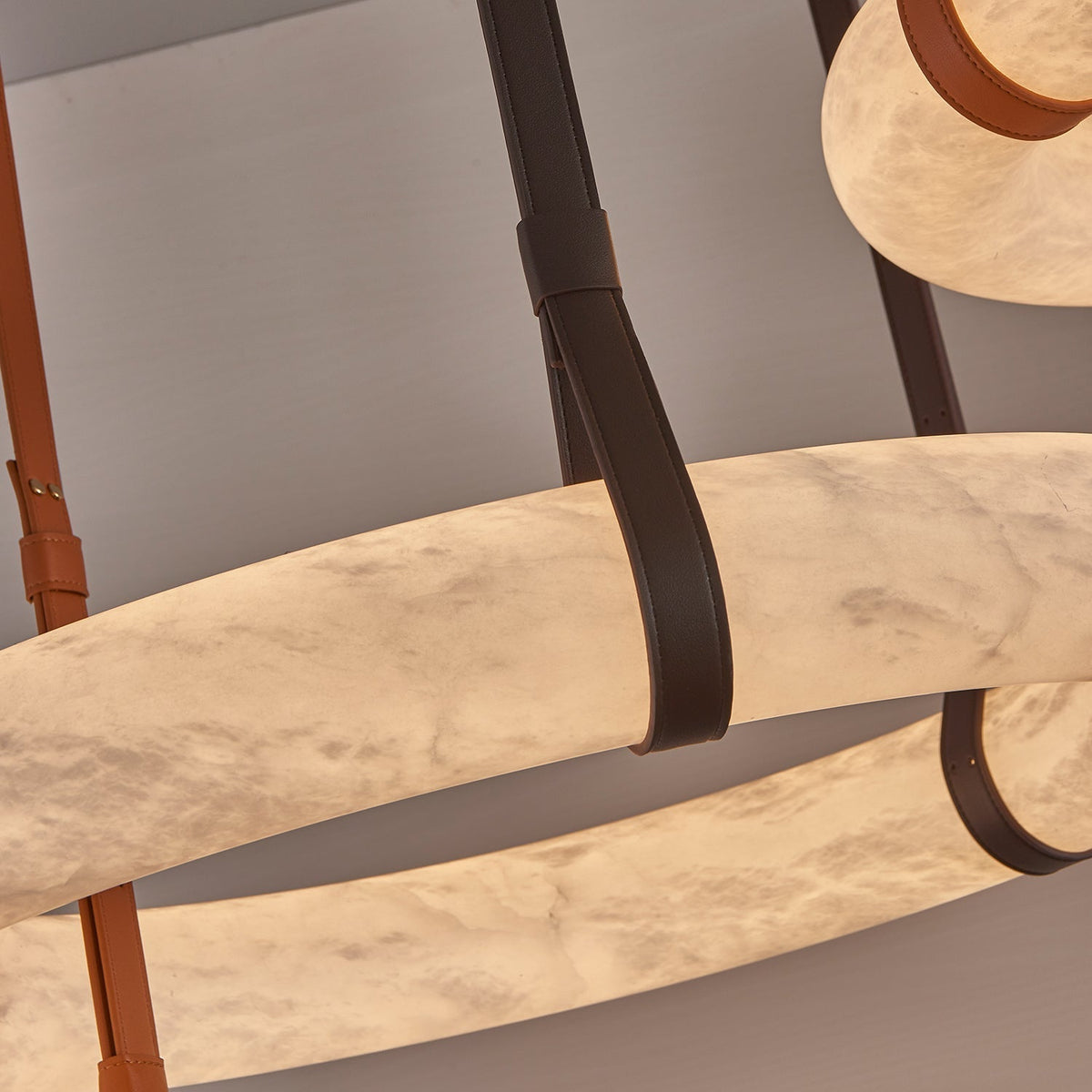Tarys Candelabre alabastru Varianta cu Curea de Piele B