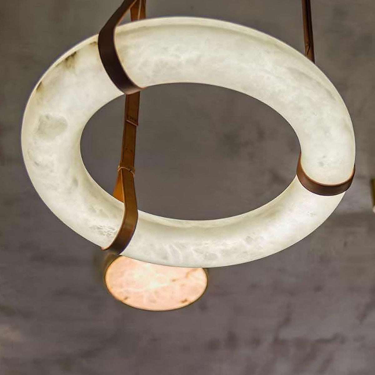 Oslo lampă suspendată din alabastru cu curele din piele în stil scandinav