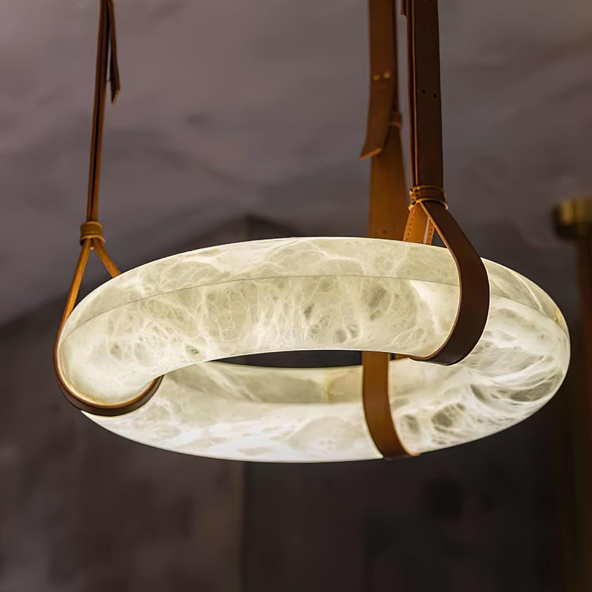 Oslo lampă suspendată din alabastru cu curele din piele în stil scandinav