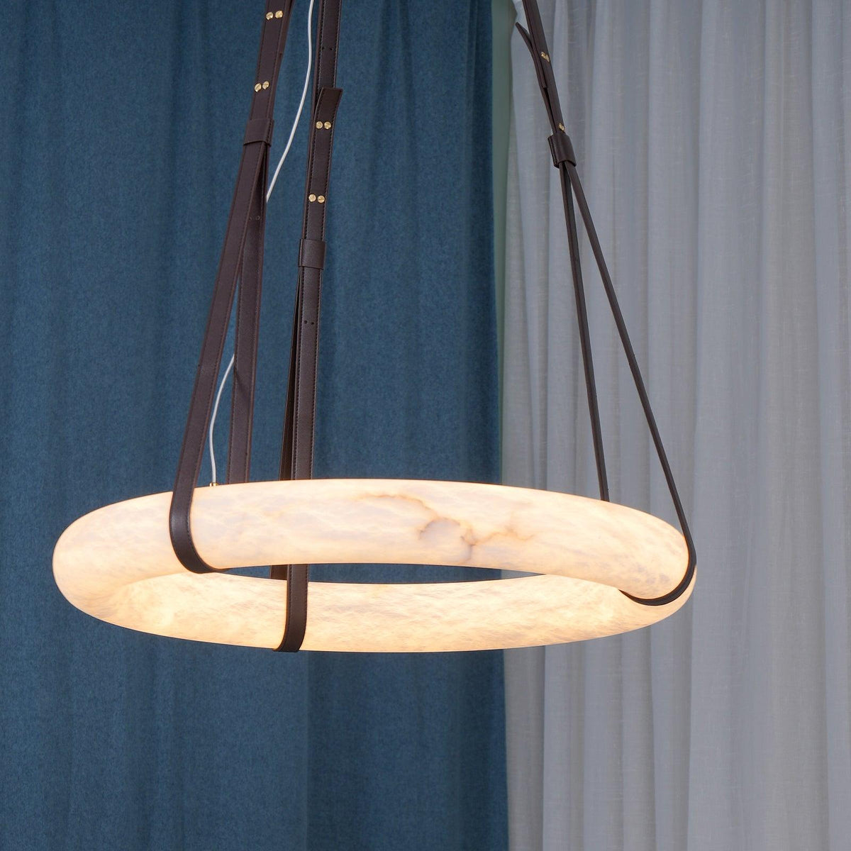 Oslo lampă suspendată din alabastru cu curele din piele în stil scandinav