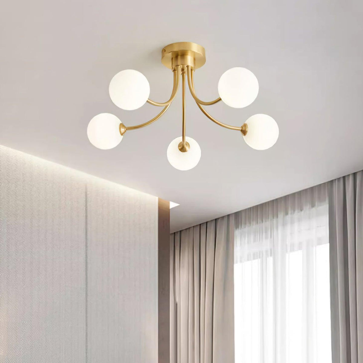 Plafonieră cu brațe ramificate din alamă, abajure sferice opalin, modern și elegant
