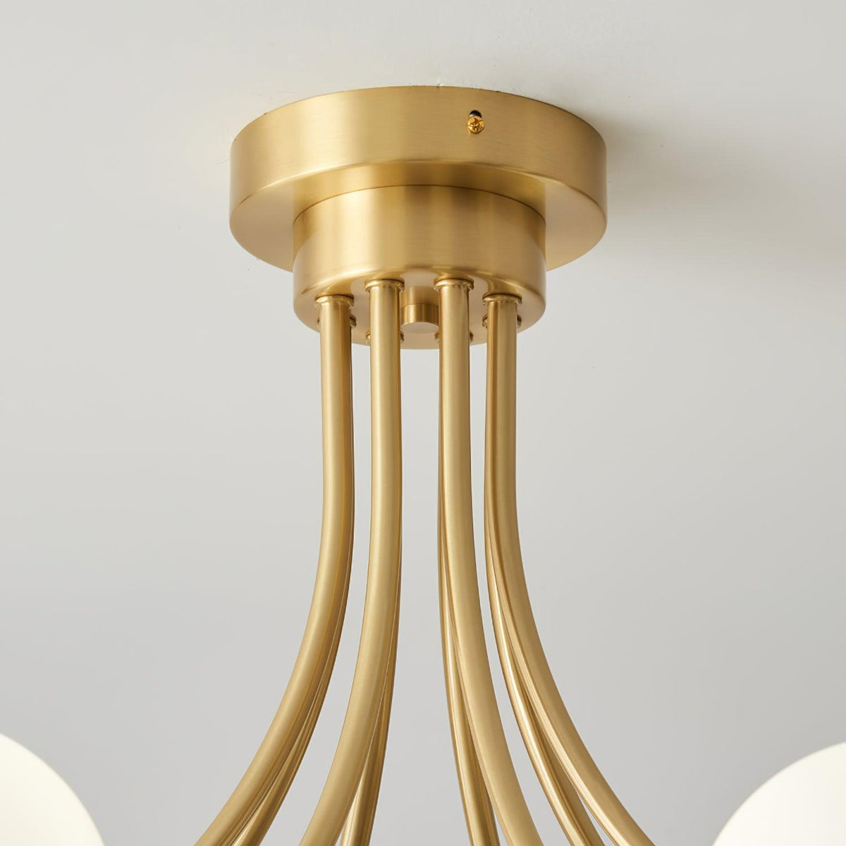 Plafonieră cu brațe ramificate din alamă, abajure sferice opalin, modern și elegant
