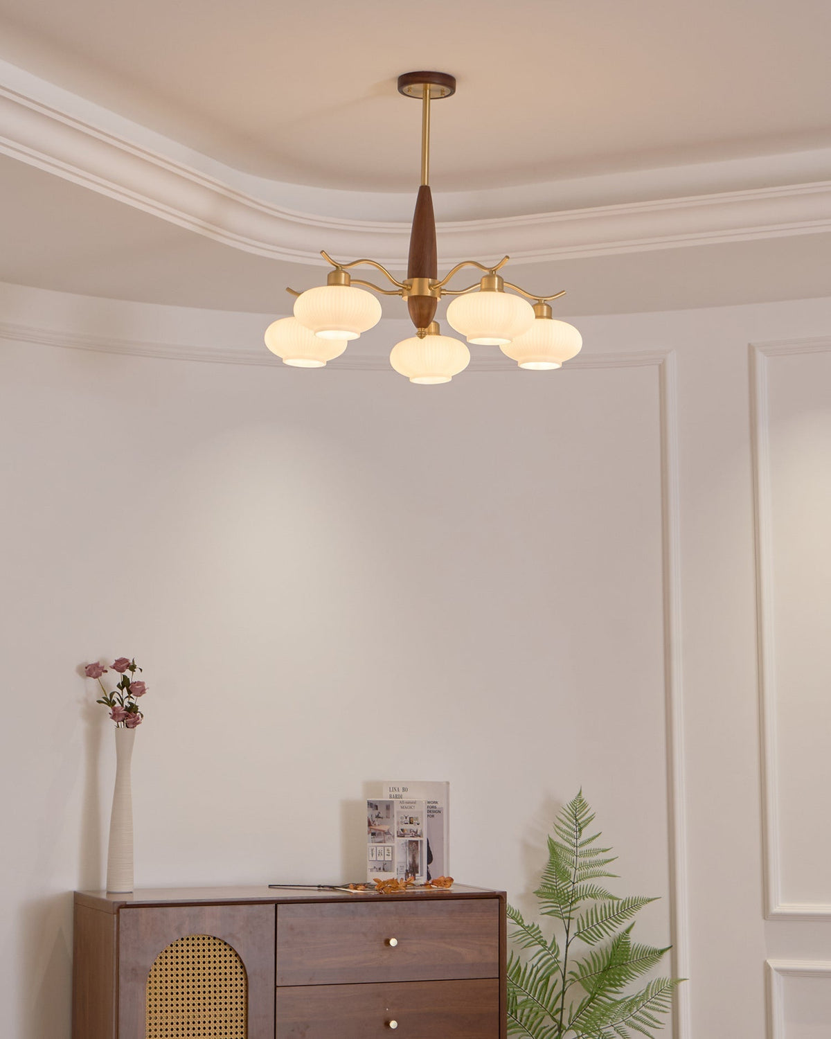 Cavien candelabru din alamă și lemn de nuc