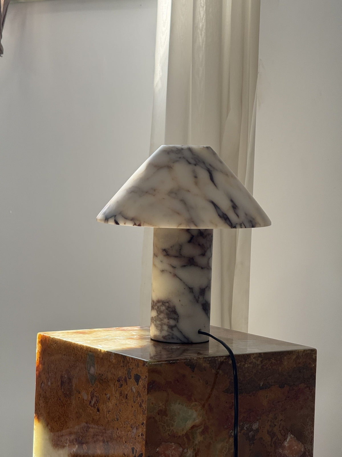 Pillar lampă de masă din piatră