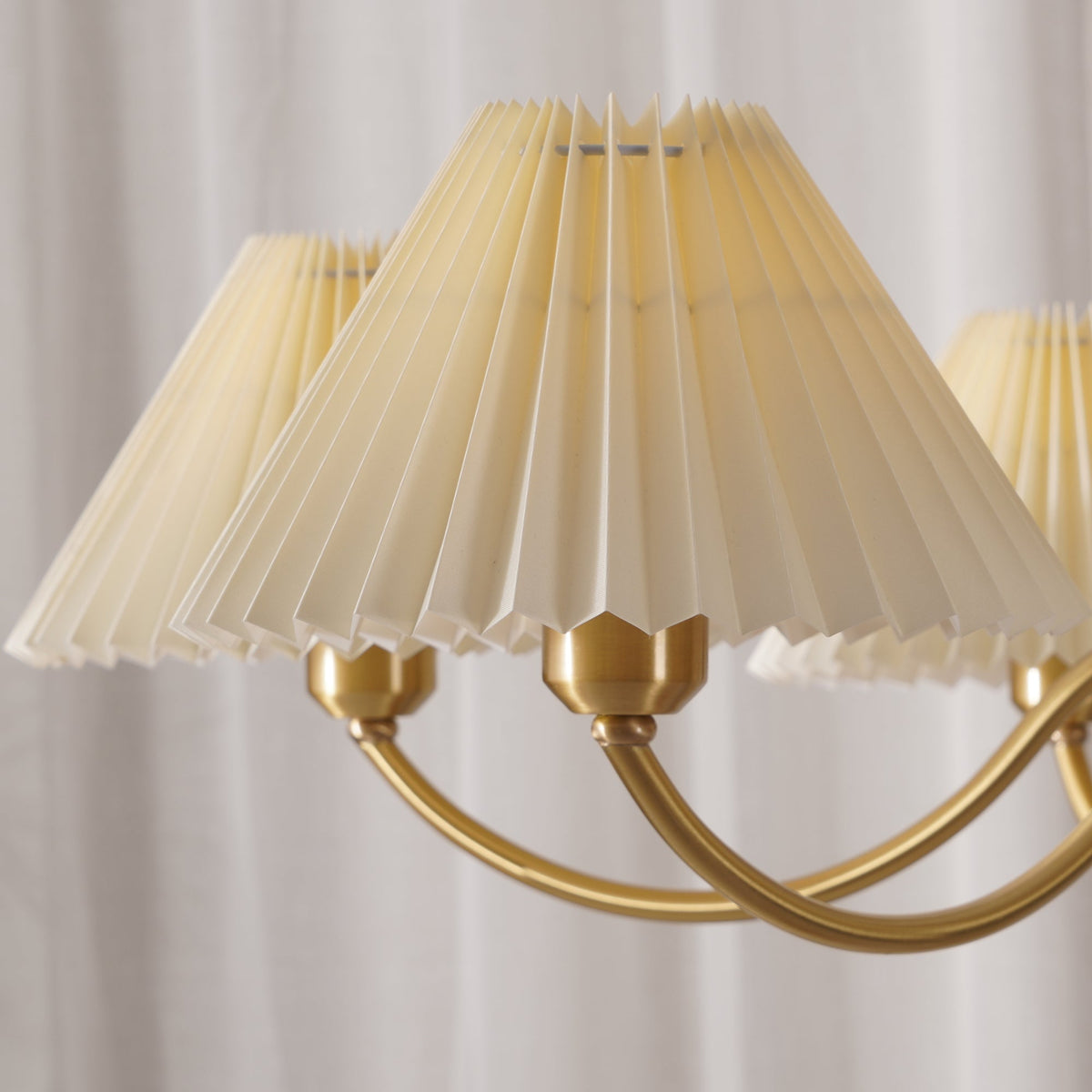 Zarn candelabru din material textil, plisat