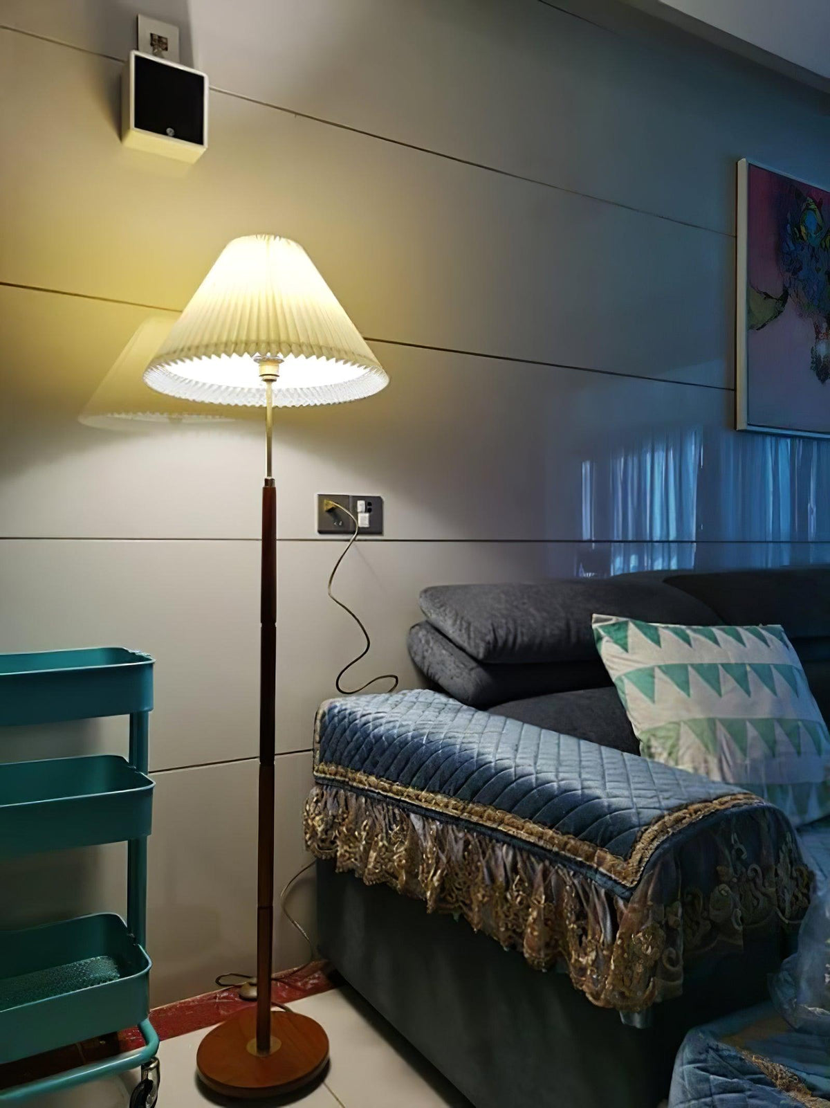 Syleina lampadar minimalist din lemn