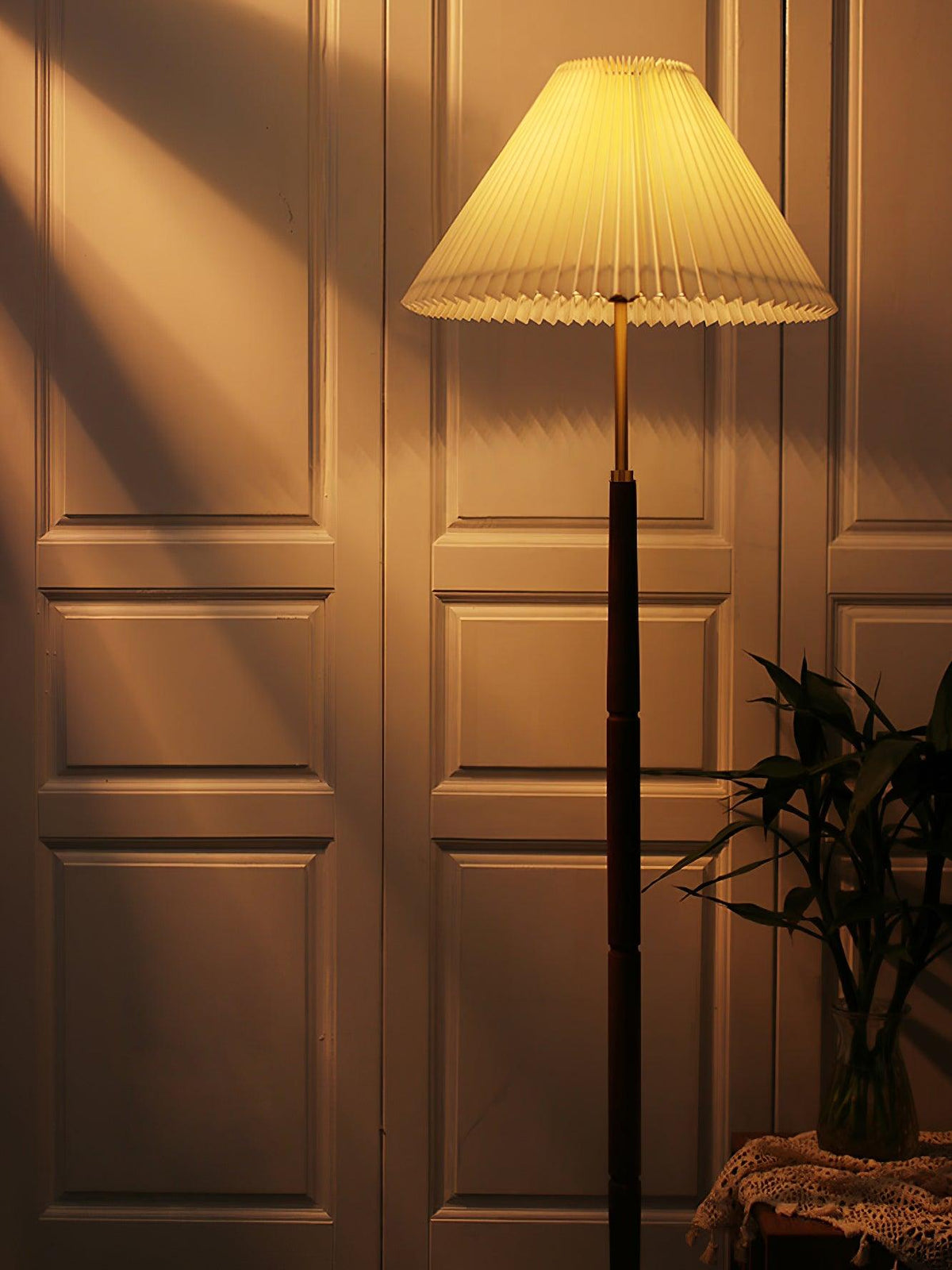 Syleina lampadar minimalist din lemn