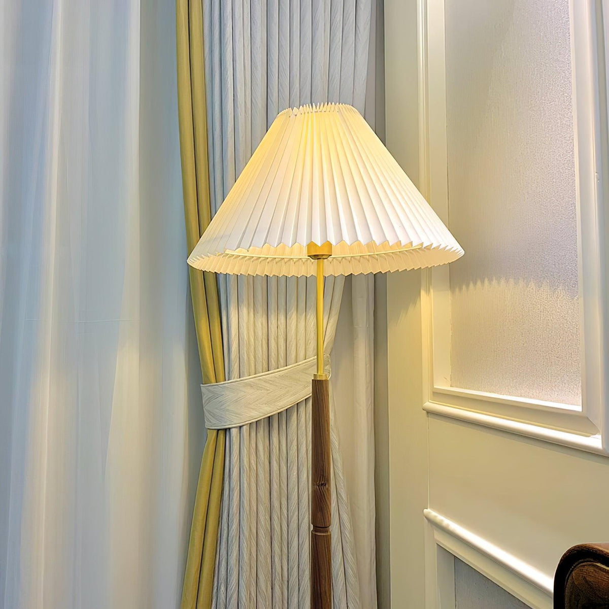 Syleina lampadar minimalist din lemn