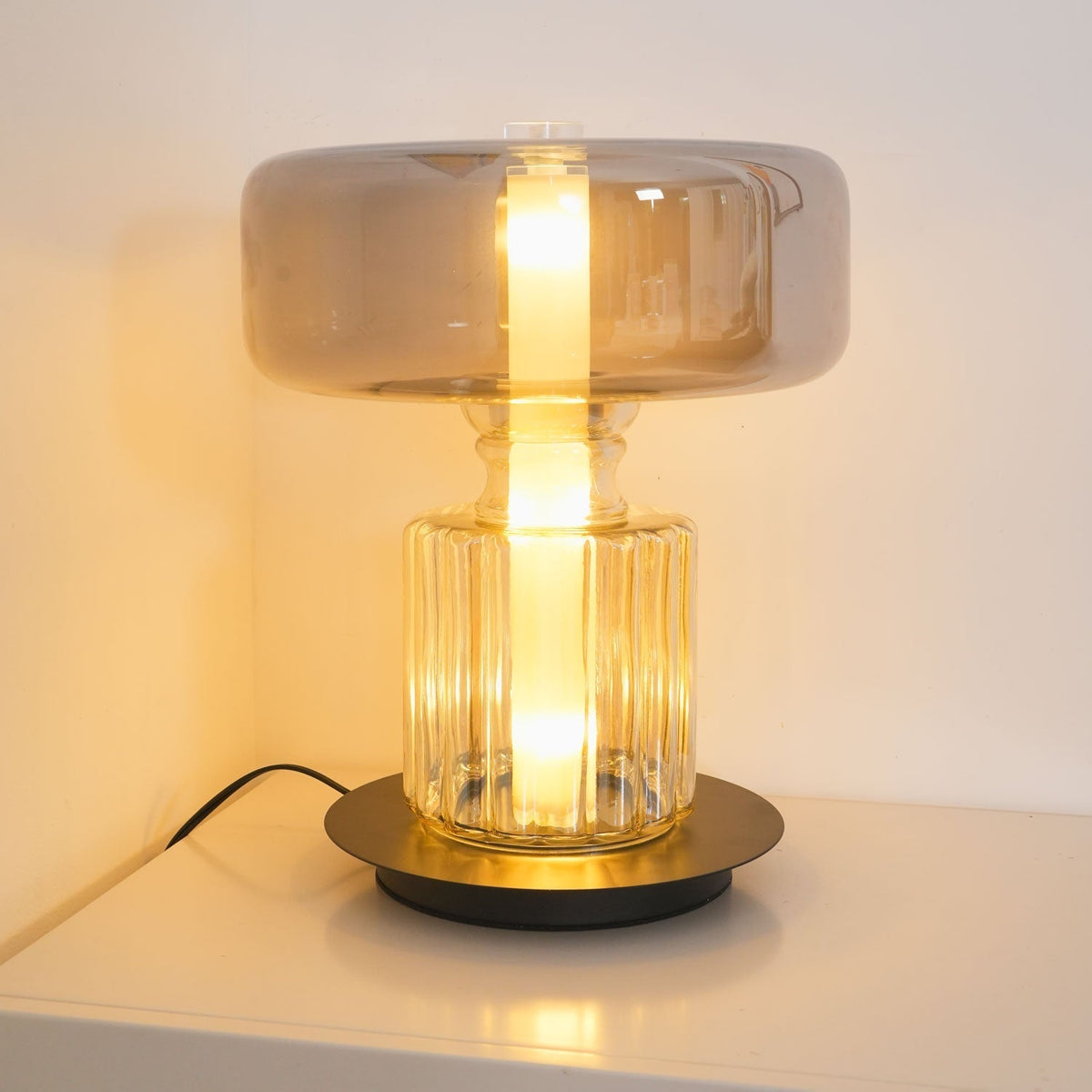 Svora lampă de masă modernă din sticlă