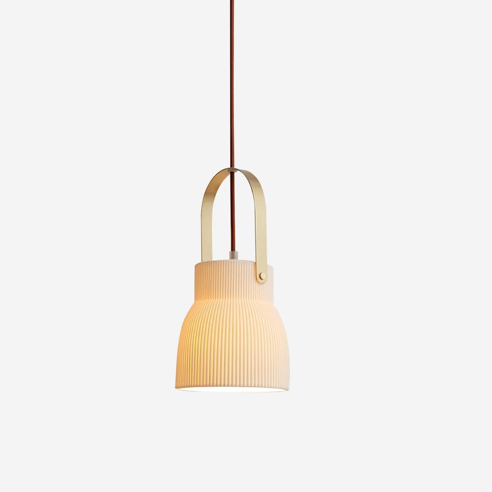 Lampă suspendată striat din ceramică albă cu maneră din alamă