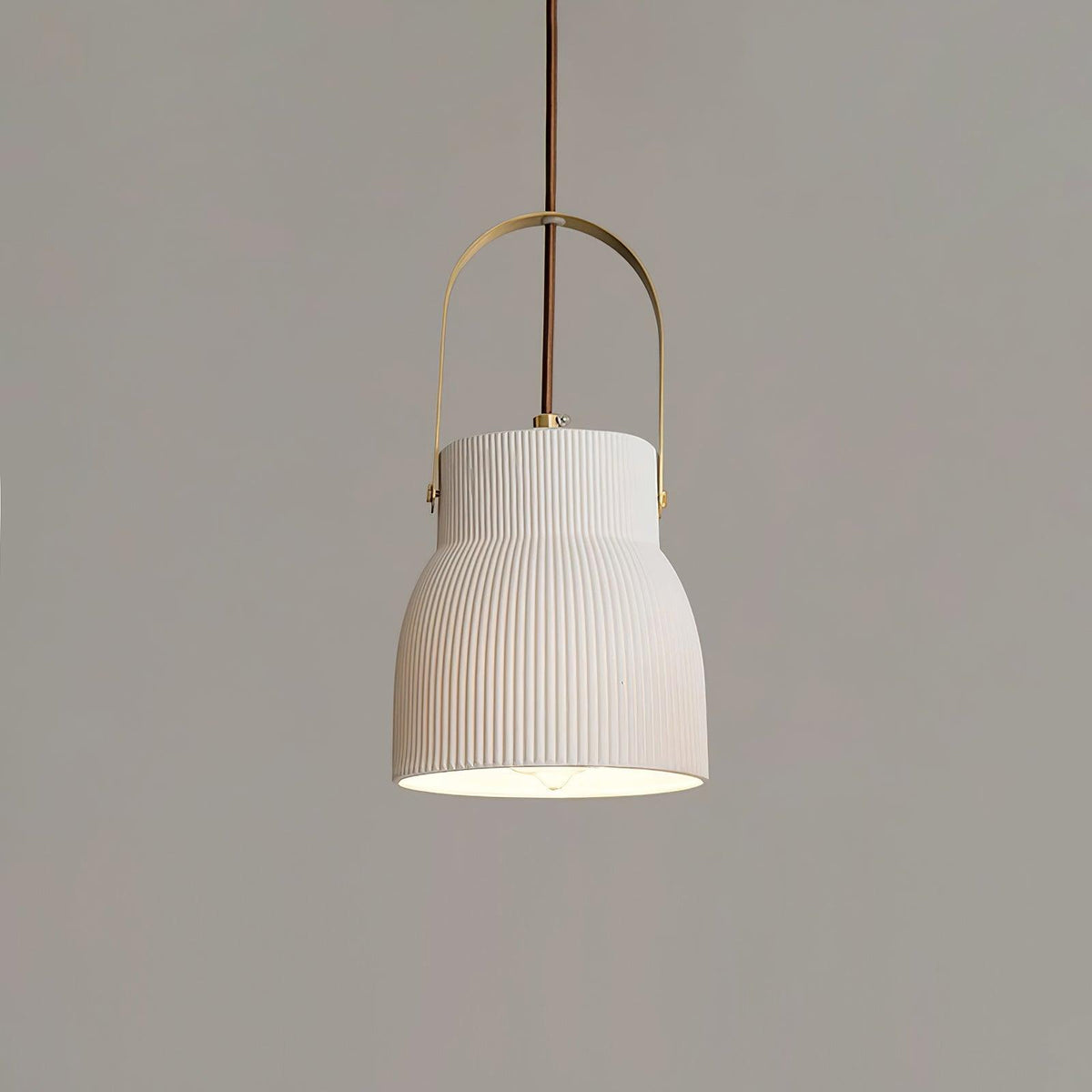 Lampă suspendată striat din ceramică albă cu maneră din alamă