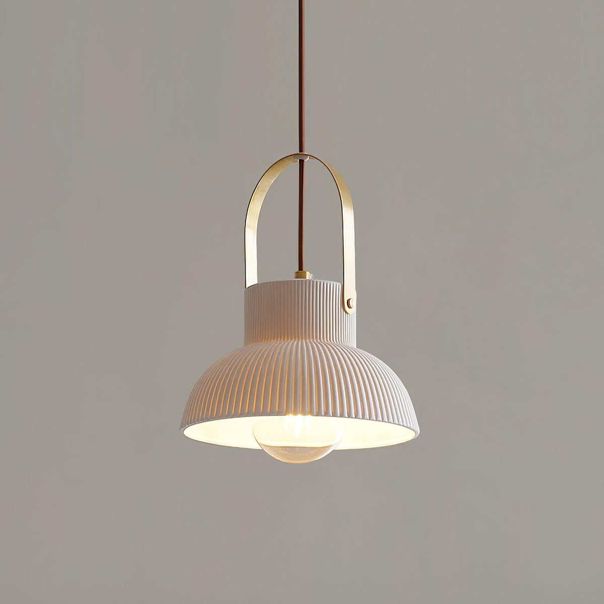 Lampă suspendată striat din ceramică albă cu maneră din alamă