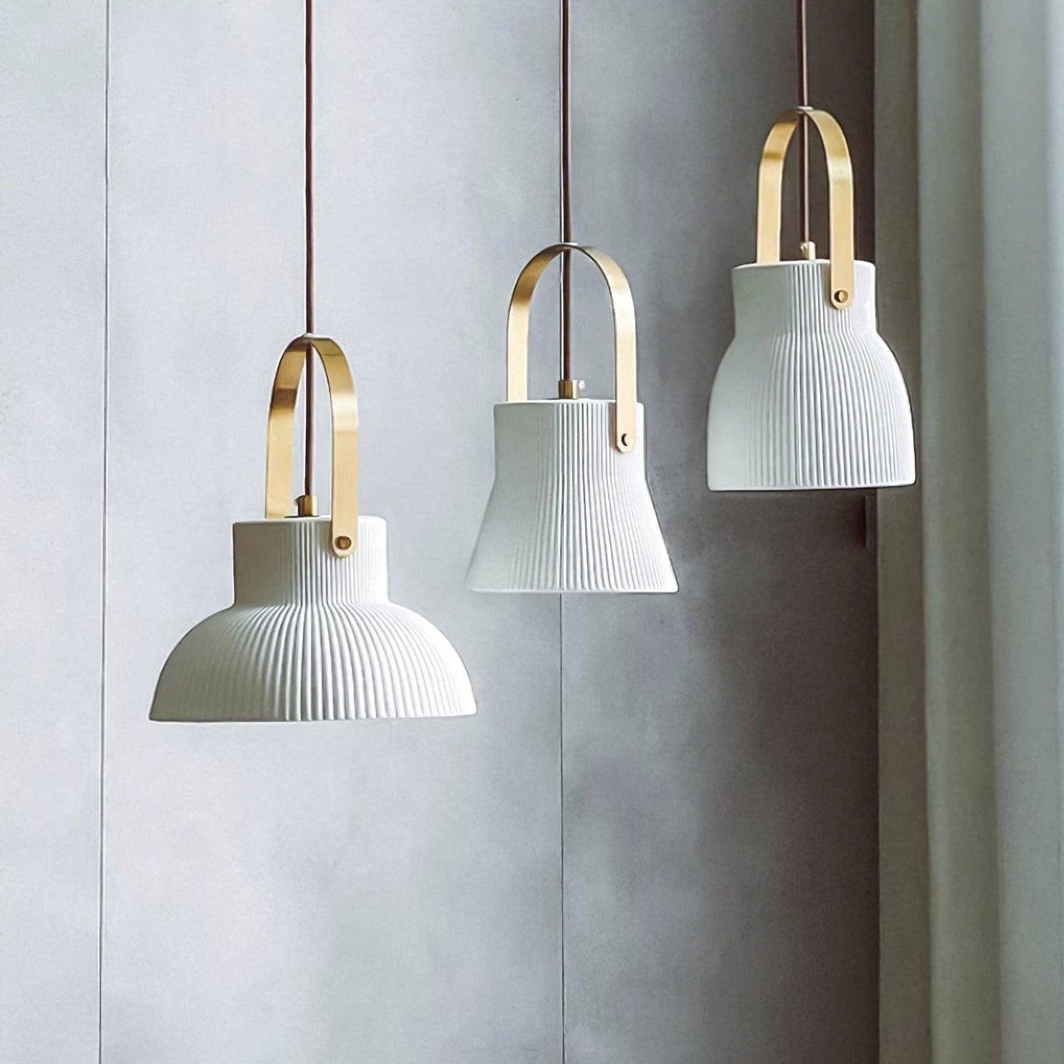 Lampă suspendată striat din ceramică albă cu maneră din alamă