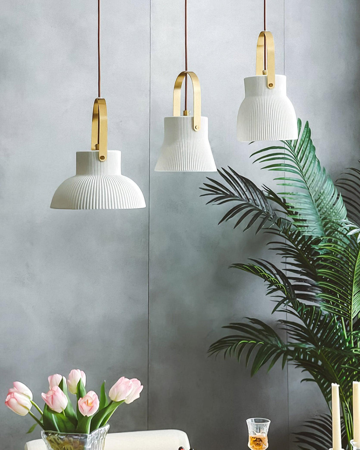 Lampă suspendată striat din ceramică albă cu maneră din alamă