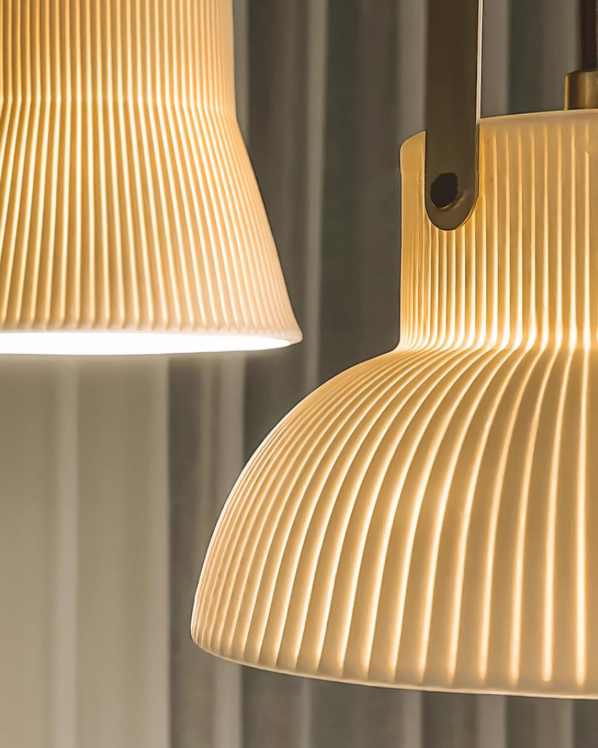Lampă suspendată striat din ceramică albă cu maneră din alamă