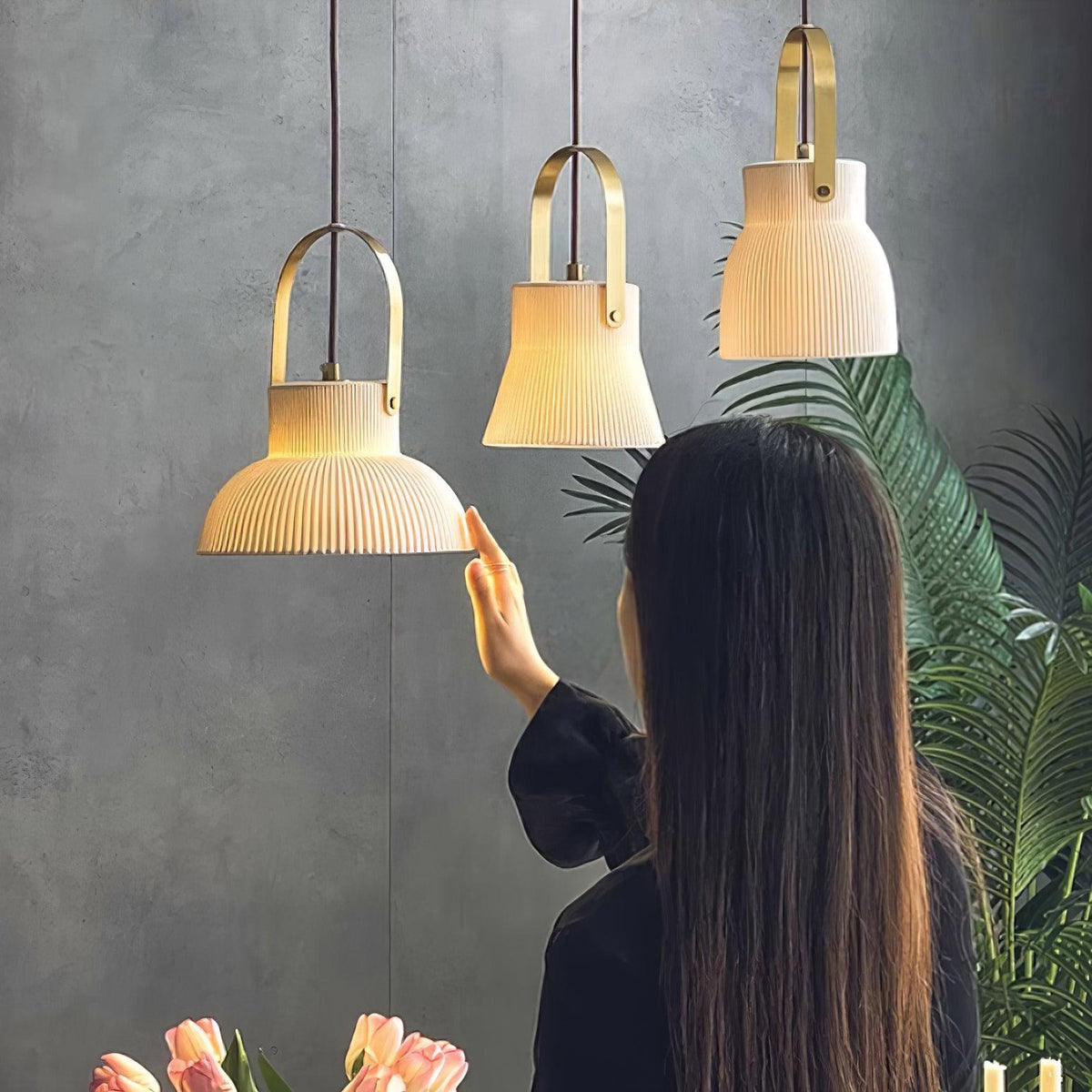 Lampă suspendată striat din ceramică albă cu maneră din alamă