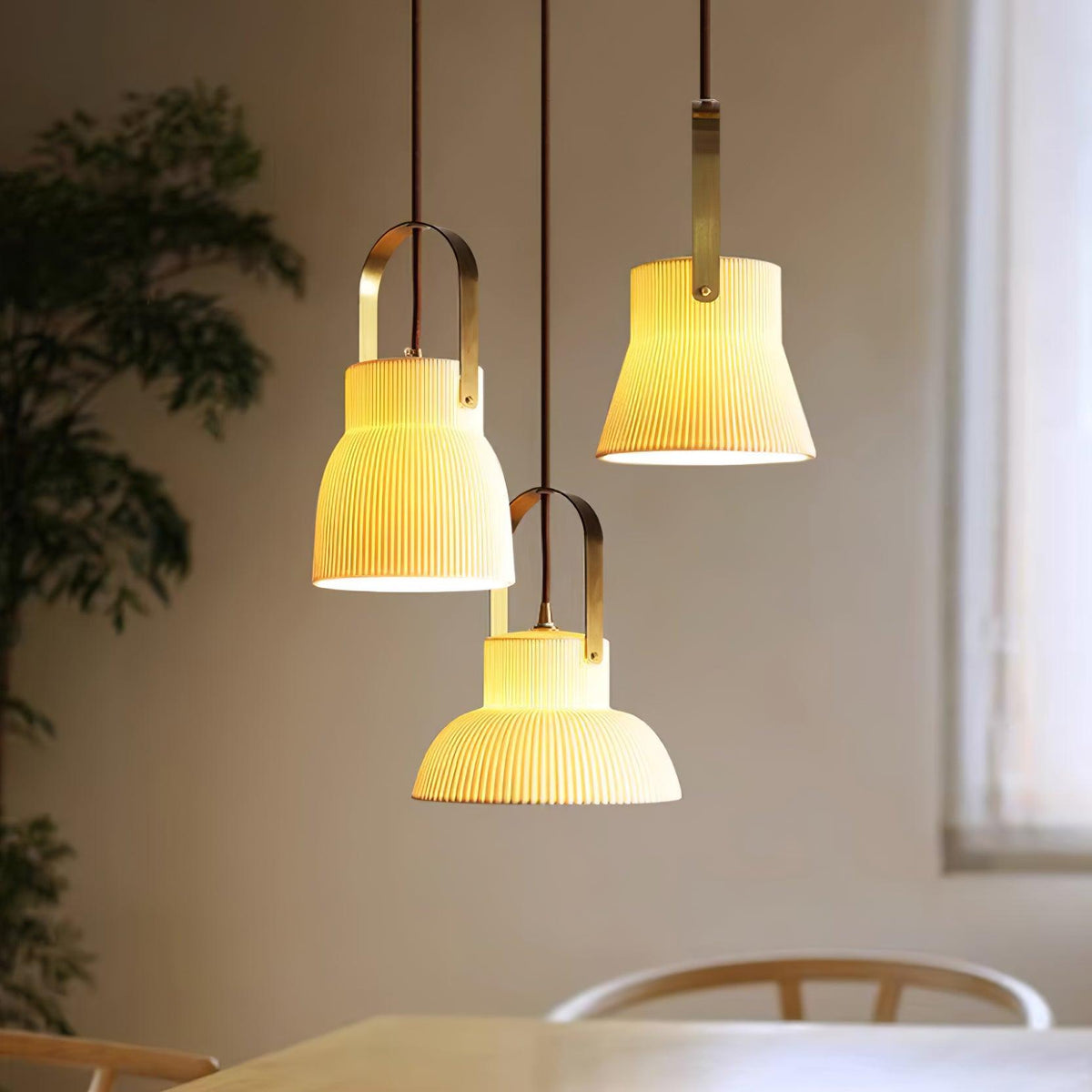 Lampă suspendată striat din ceramică albă cu maneră din alamă