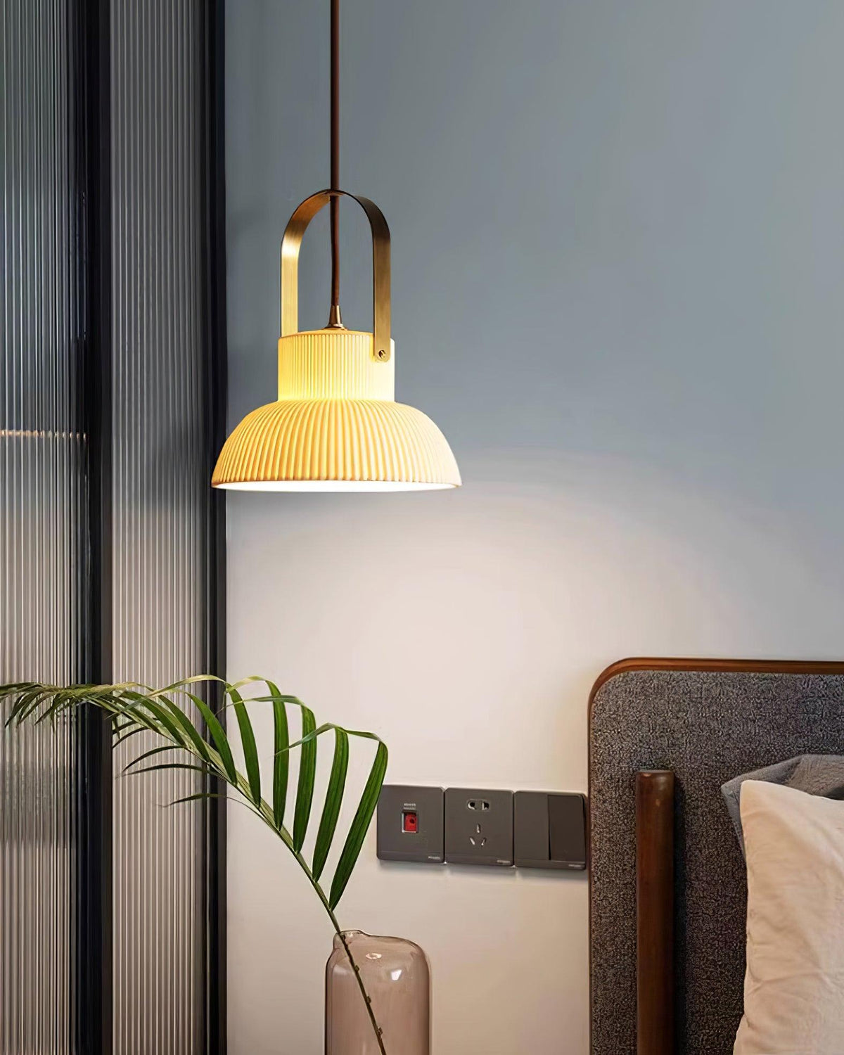 Lampă suspendată striat din ceramică albă cu maneră din alamă