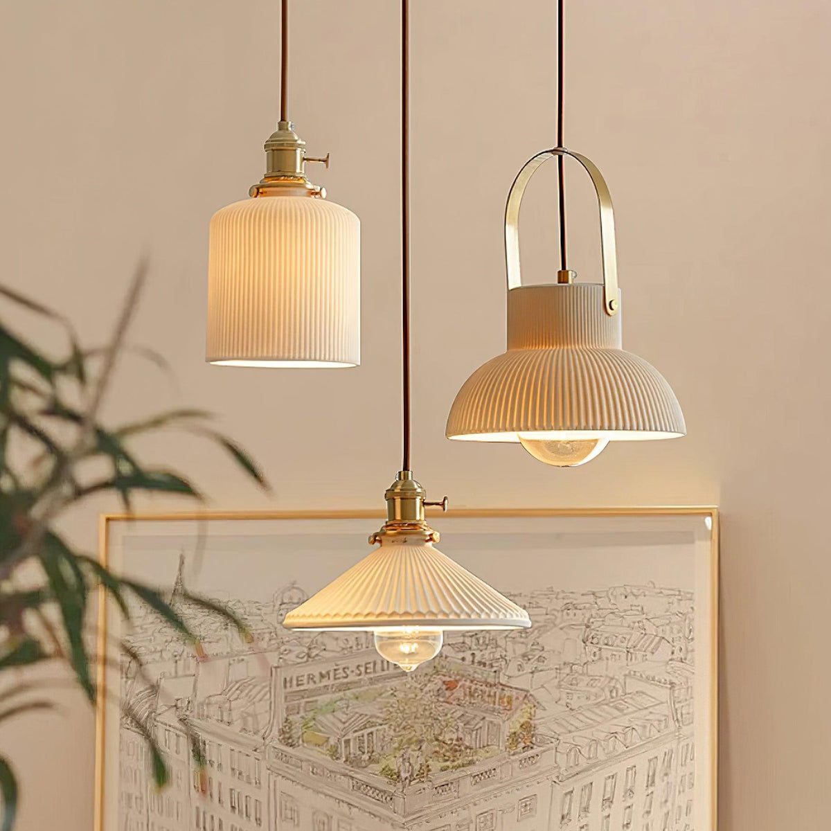 Lampă suspendată striat din ceramică albă cu maneră din alamă