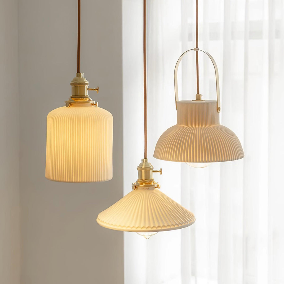 Lampă suspendată striat din ceramică albă cu maneră din alamă