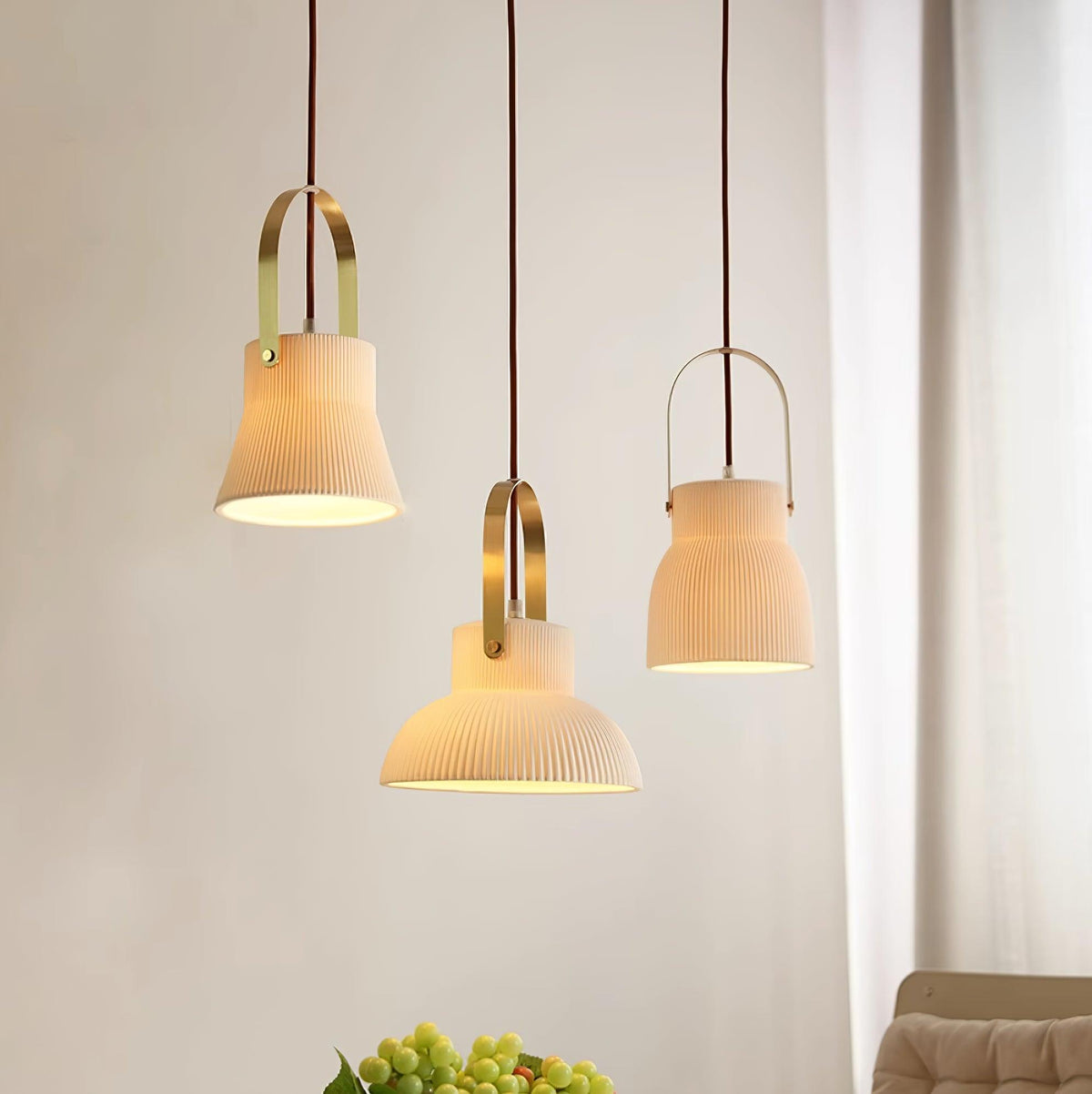 Lampă suspendată striat din ceramică albă cu maneră din alamă