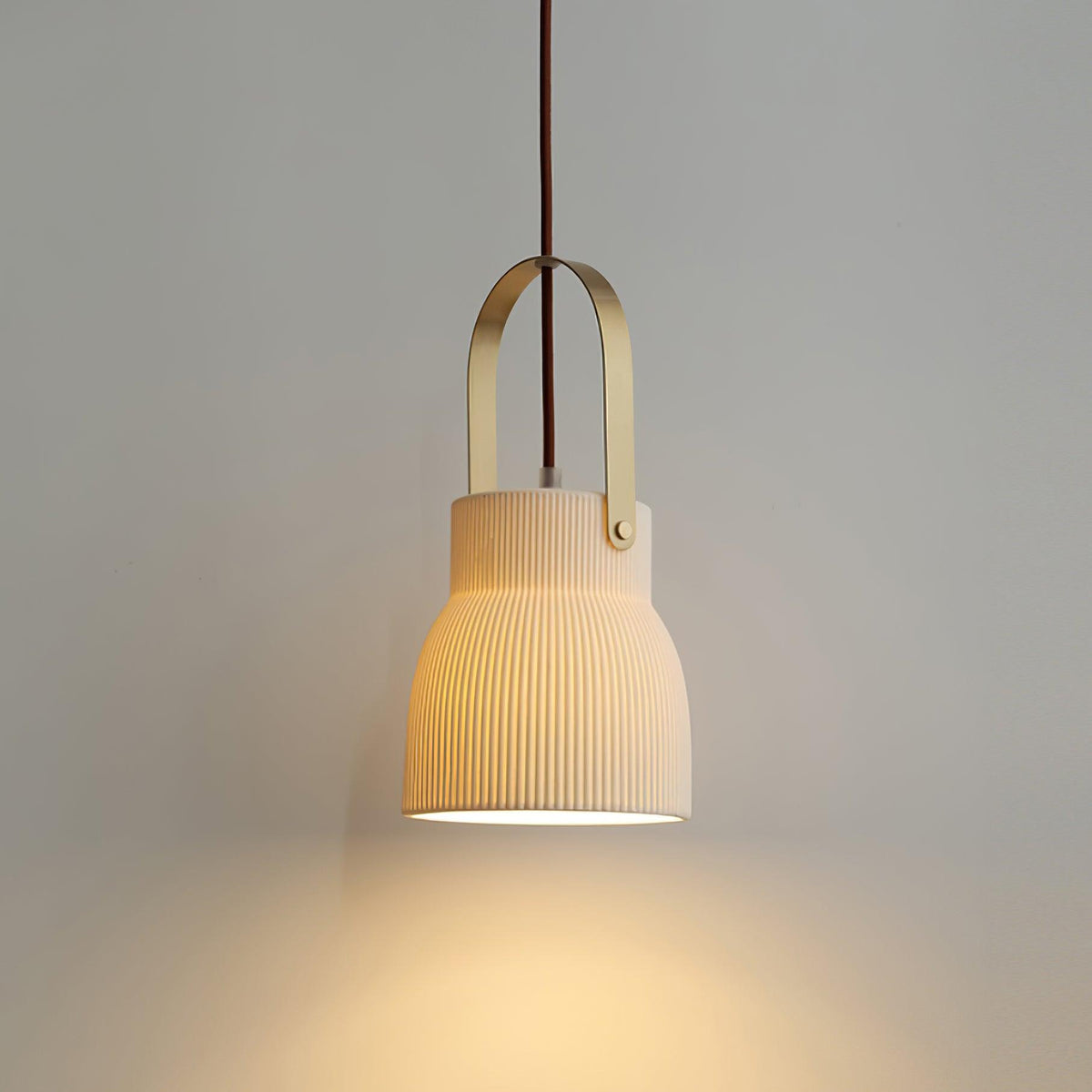 Lampă suspendată striat din ceramică albă cu maneră din alamă