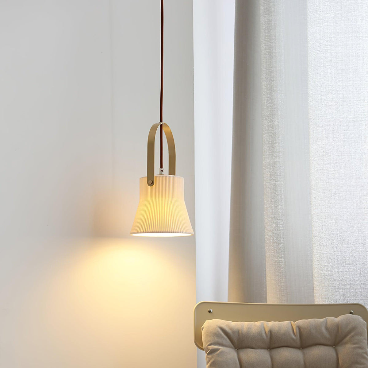 Lampă suspendată striat din ceramică albă cu maneră din alamă