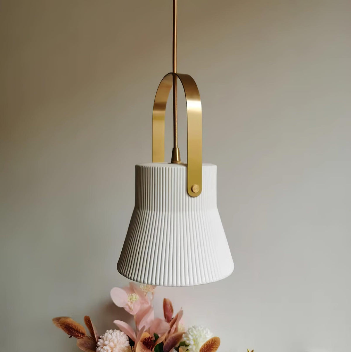 Lampă suspendată striat din ceramică albă cu maneră din alamă
