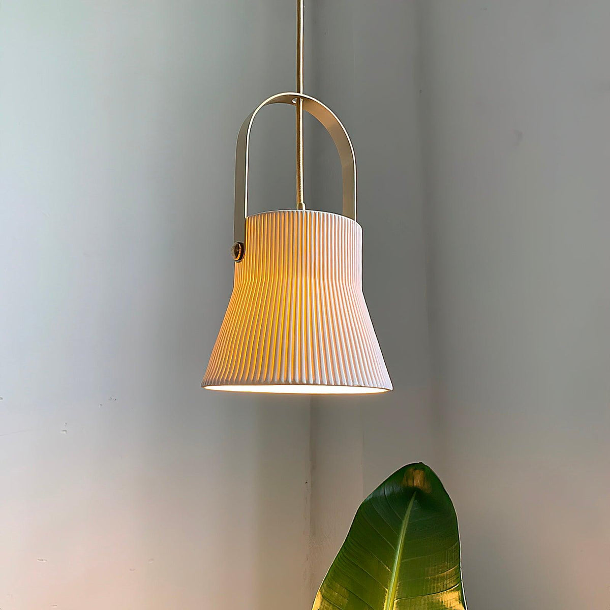 Lampă suspendată striat din ceramică albă cu maneră din alamă