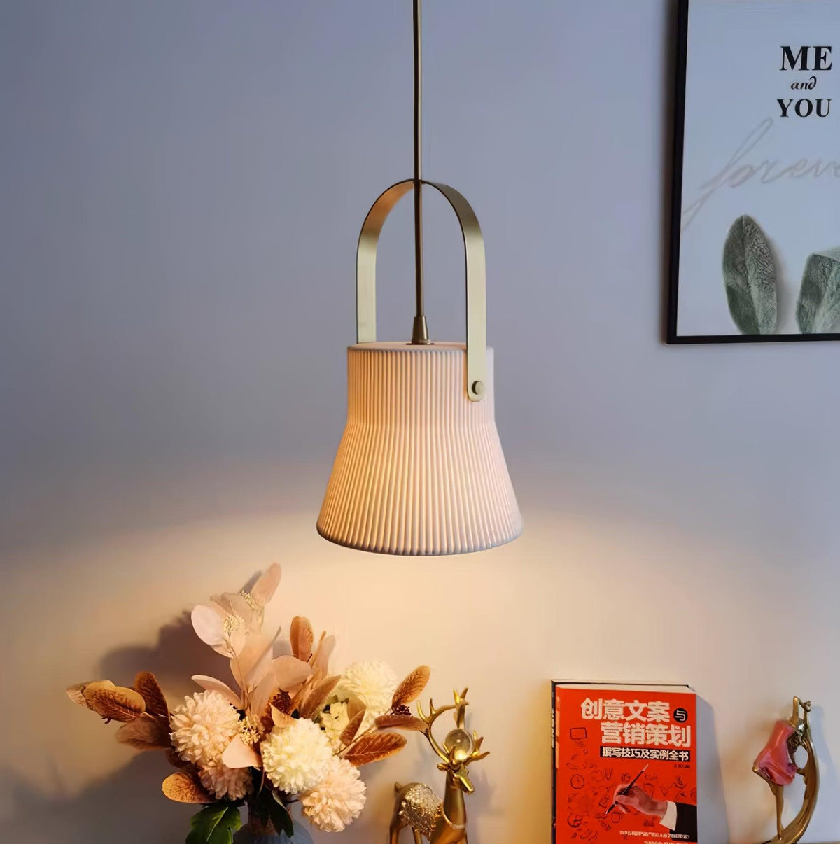 Lampă suspendată striat din ceramică albă cu maneră din alamă