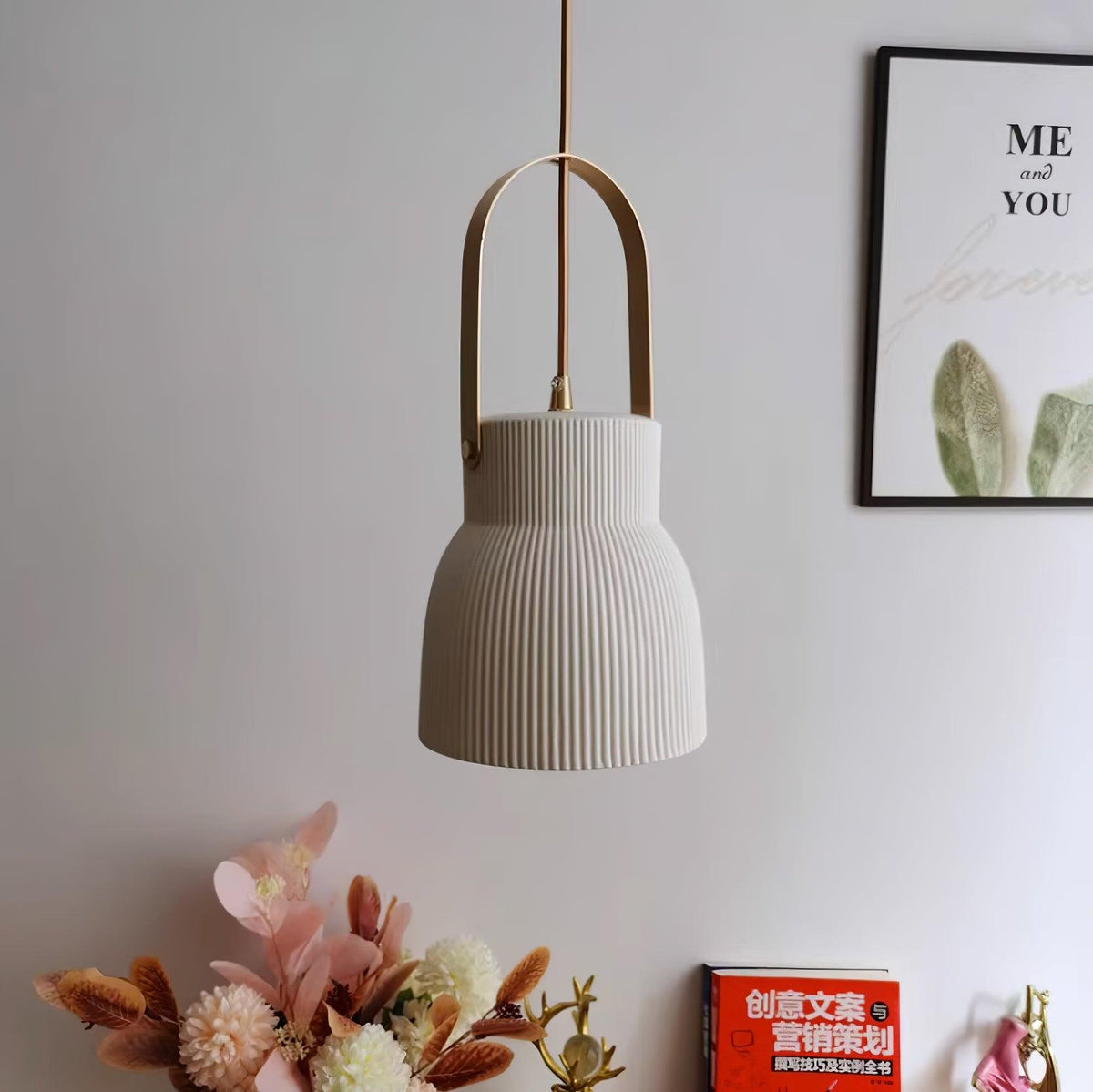Lampă suspendată striat din ceramică albă cu maneră din alamă