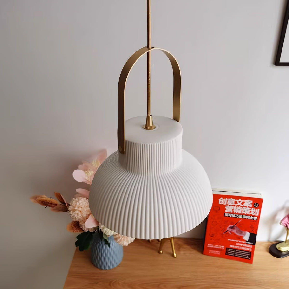 Lampă suspendată striat din ceramică albă cu maneră din alamă