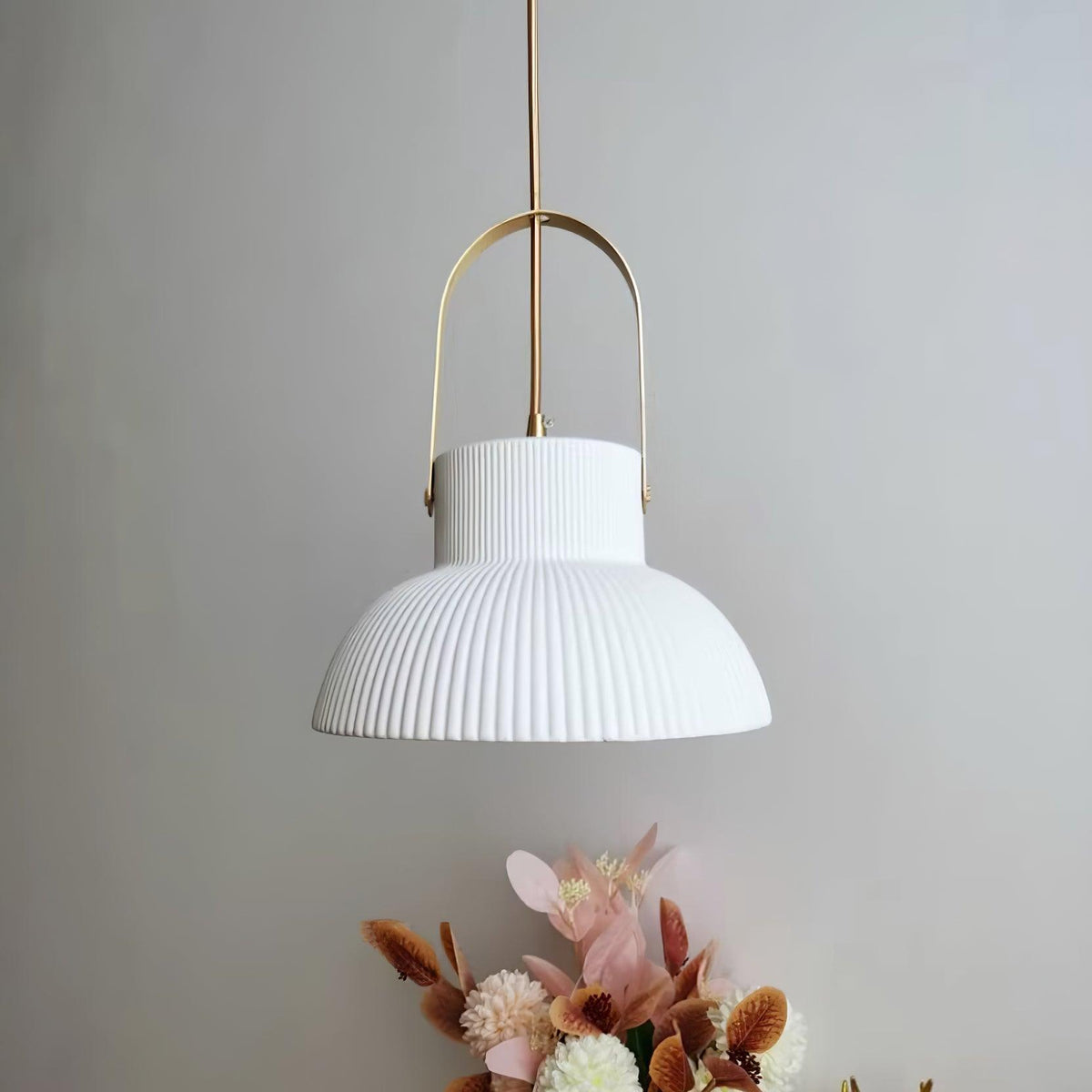 Lampă suspendată striat din ceramică albă cu maneră din alamă