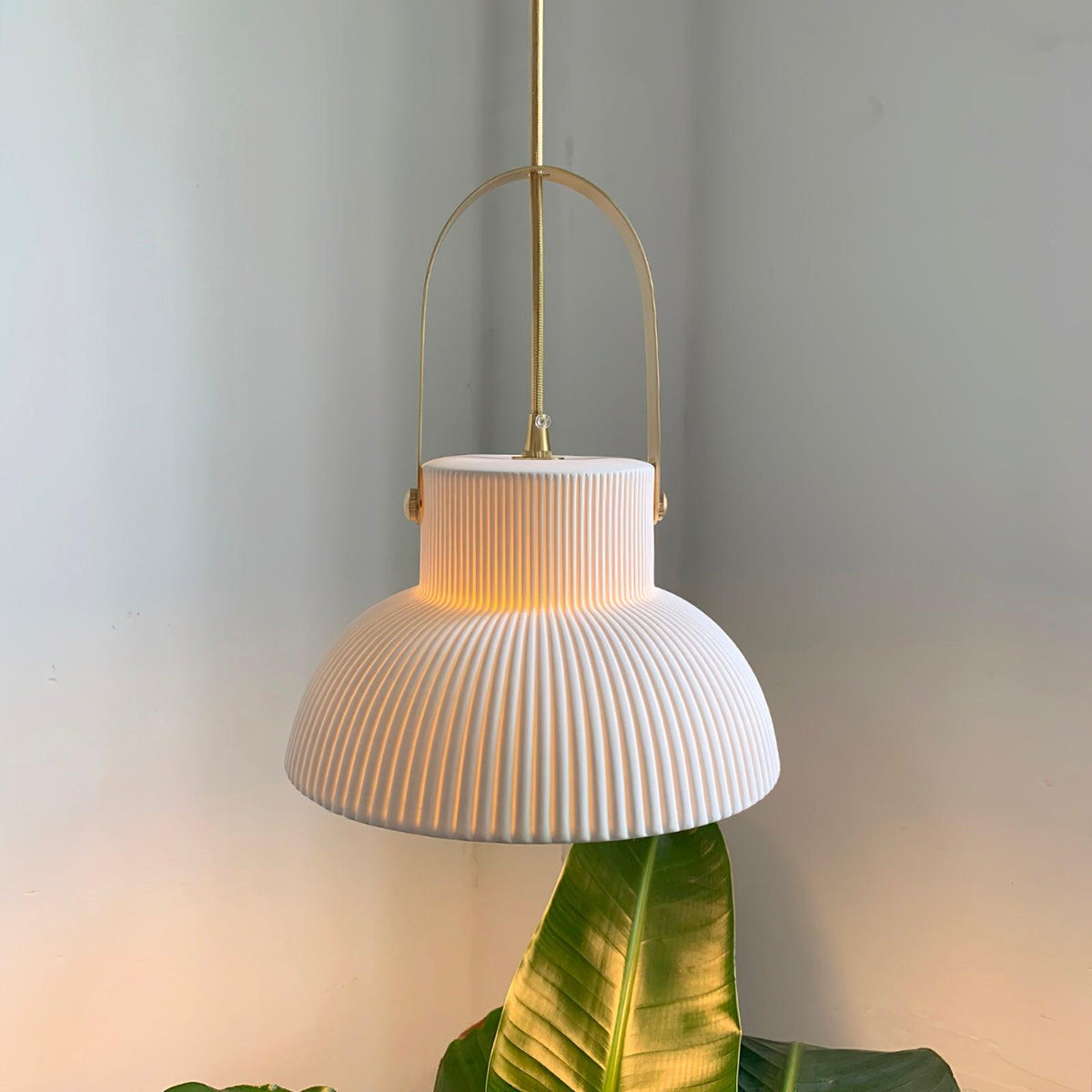 Lampă suspendată striat din ceramică albă cu maneră din alamă